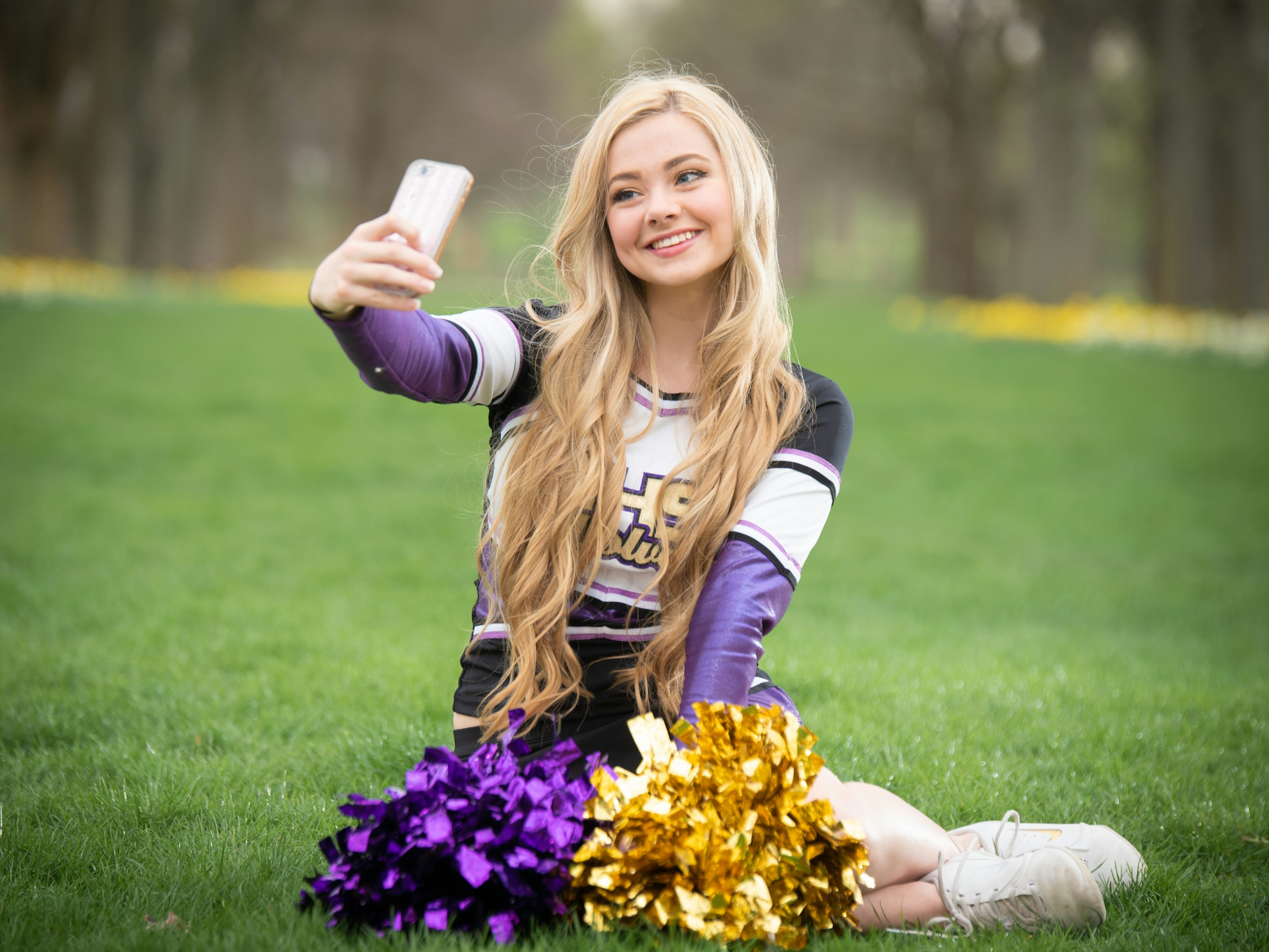 Eine junge Cheerleaderin macht ein Selfie | Quelle: Unsplash