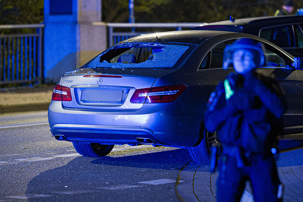 27 October 2026, Niedersachsen, Neustadt am Rübenberge: Ein BMW steht nachts am Ort eines Vorfalls in der Region Hannover. Einsatzkräfte hatten zuvor auf ein Auto geschossen, das in eine Menschengruppe gefahren war. | Quelle: Getty Images