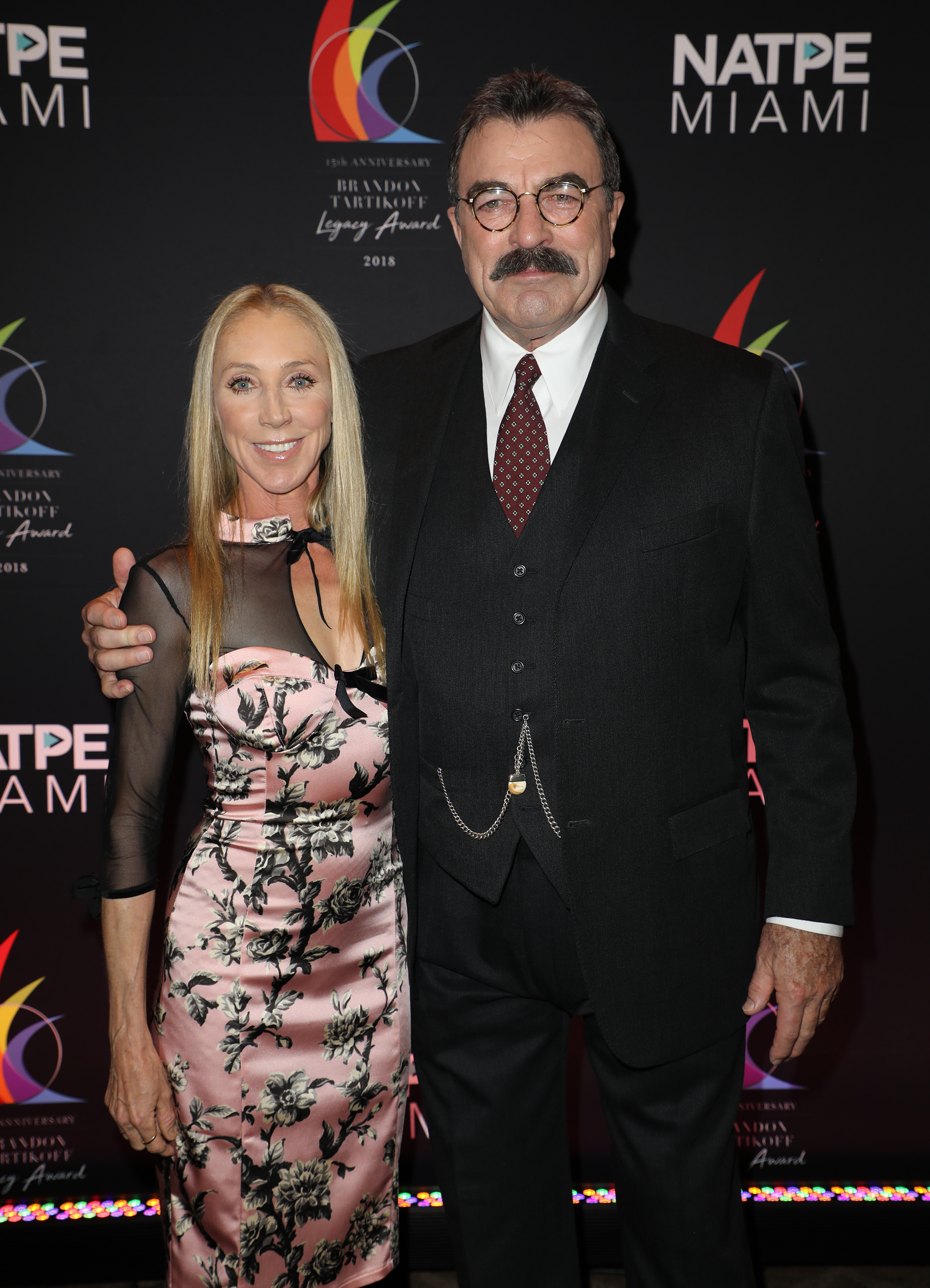 Jillie Mack und Tom Selleck bei den Brandon Tartikoff Legacy Awards am 17. Januar 2018 in Miami Beach, Florida. | Quelle: Getty Images