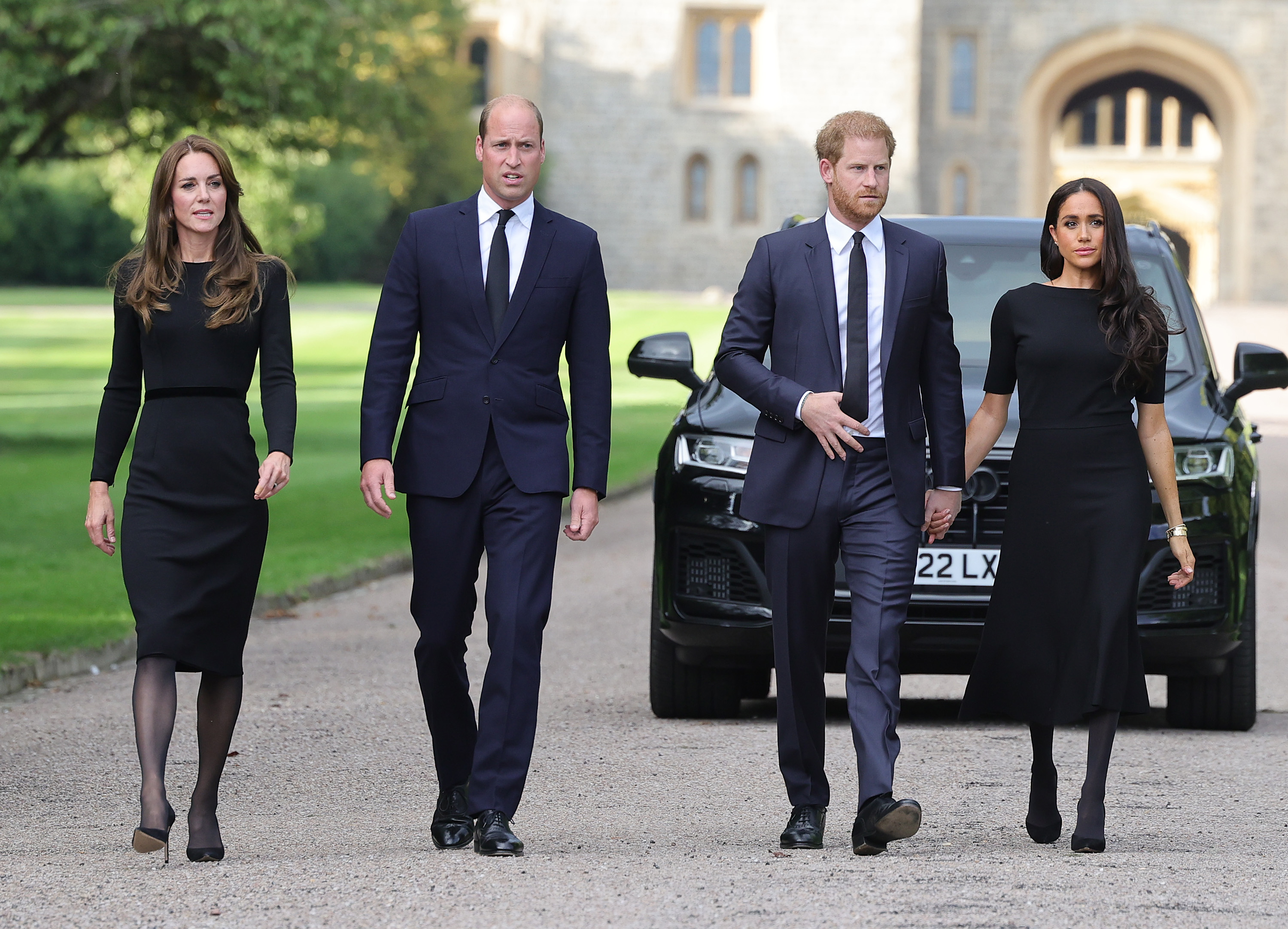 Prinz William, Prinzessin Catherine, Prinz Harry und Meghan Markle bei einem Rundgang auf Schloss Windsor am 10. September 2022 | Quelle: Getty Images