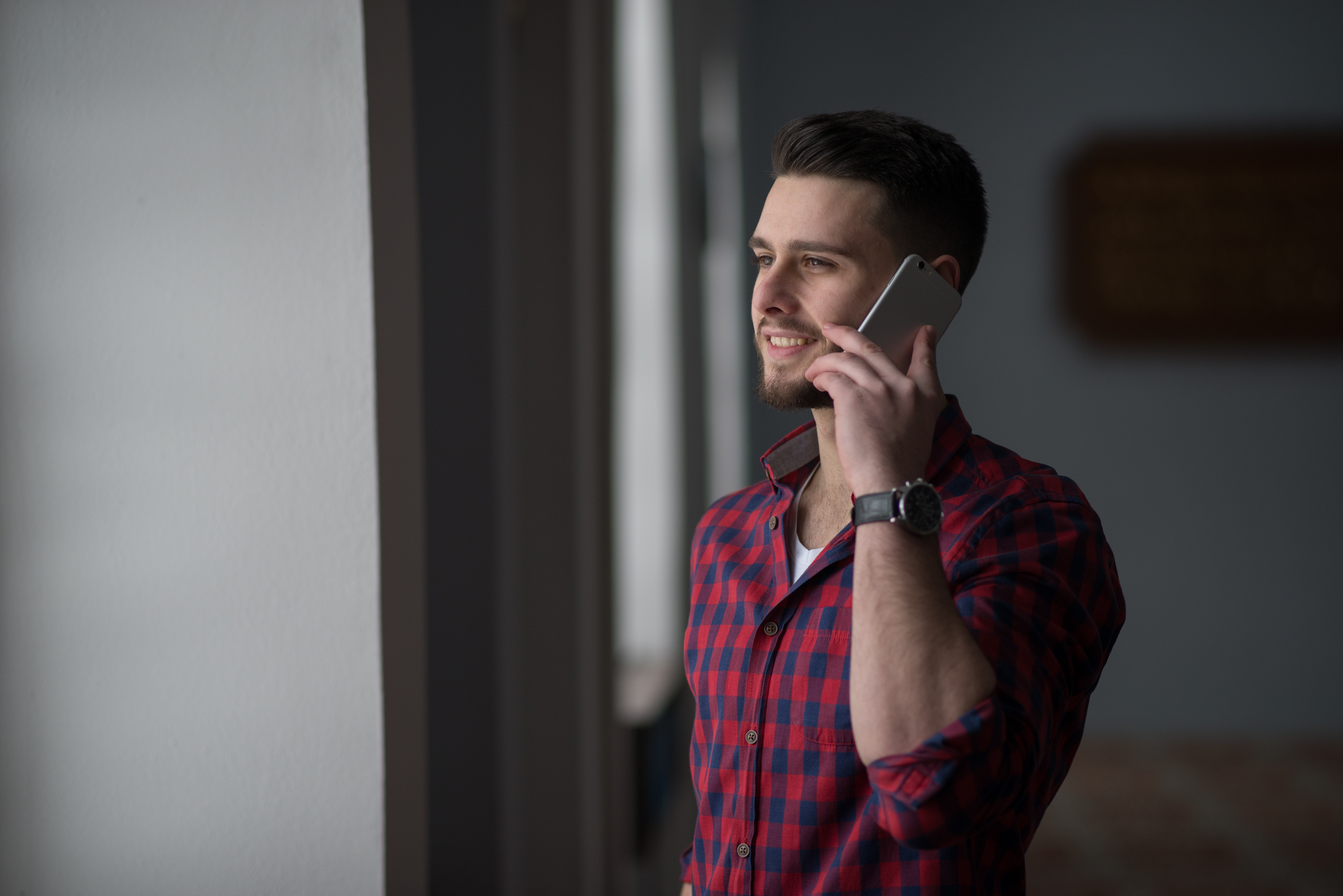 Ein Mann spricht am Telefon | Quelle: Shutterstock