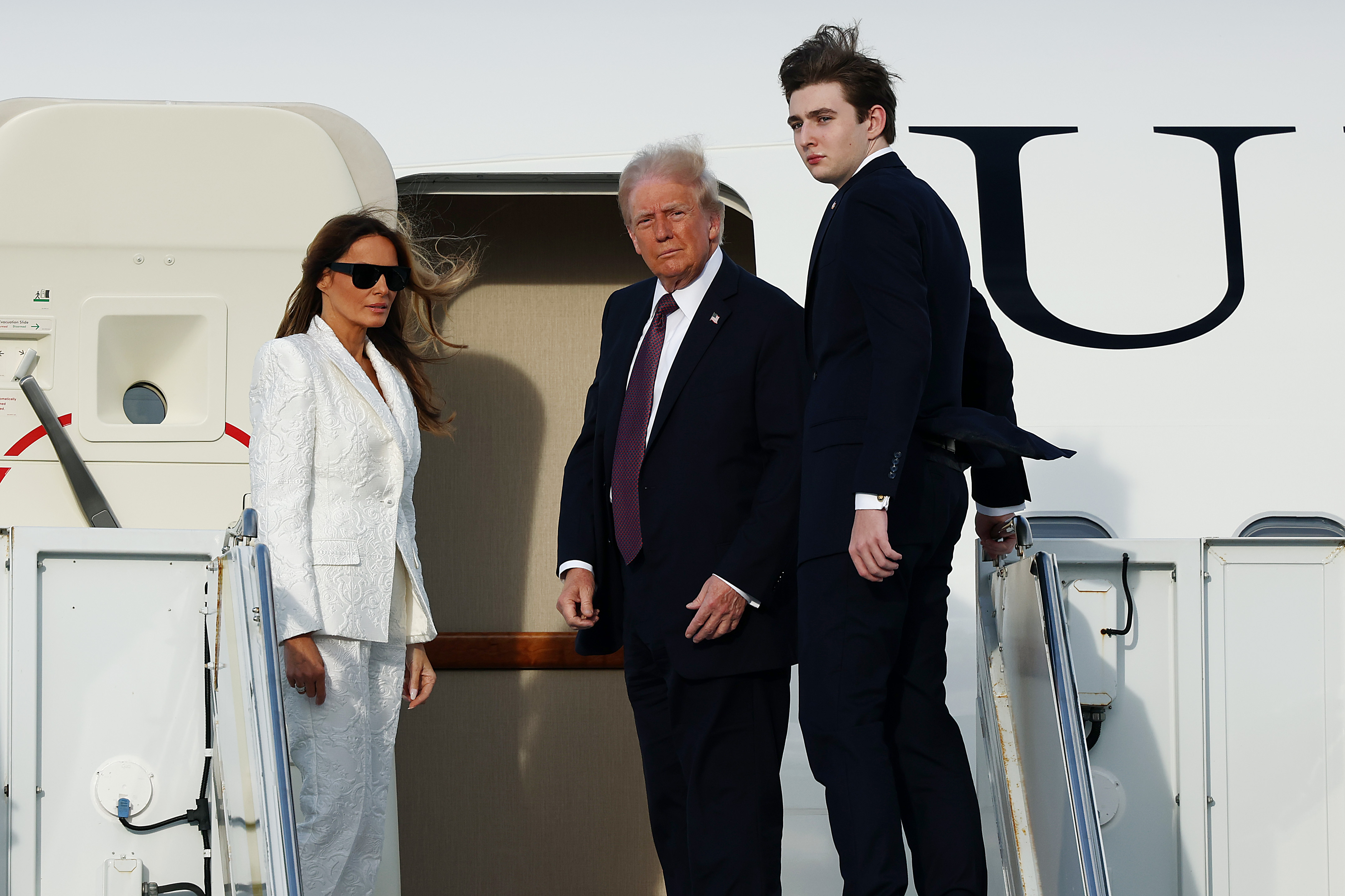 Melania, Donald und Barron Trump, fotografiert am 18. Januar 2025 in West Palm Beach, Florida. | Quelle: Getty Images