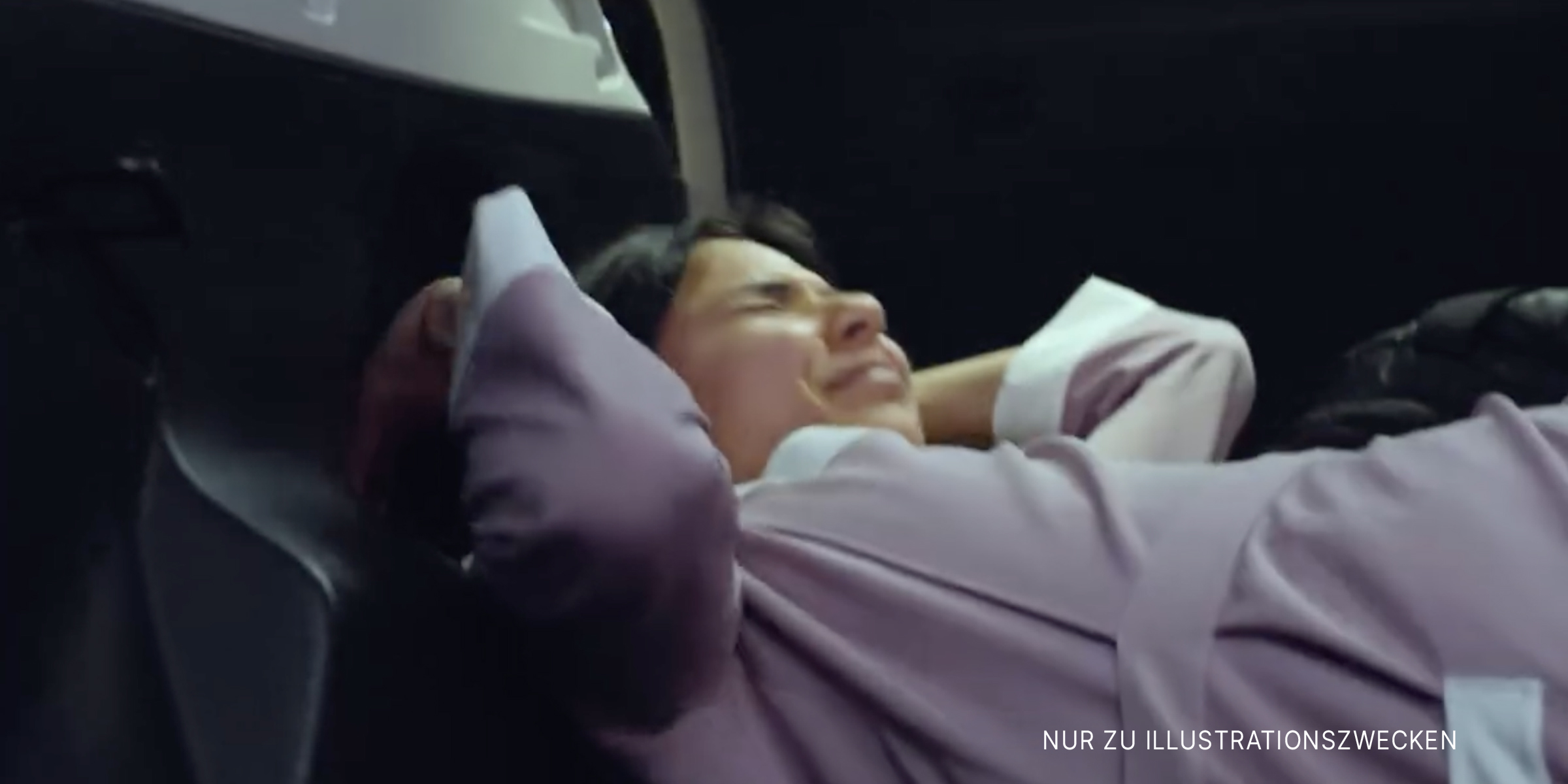 Mädchen versteckt sich im Kofferraum eines Autos | Quelle: YouTube/DramatizeMe