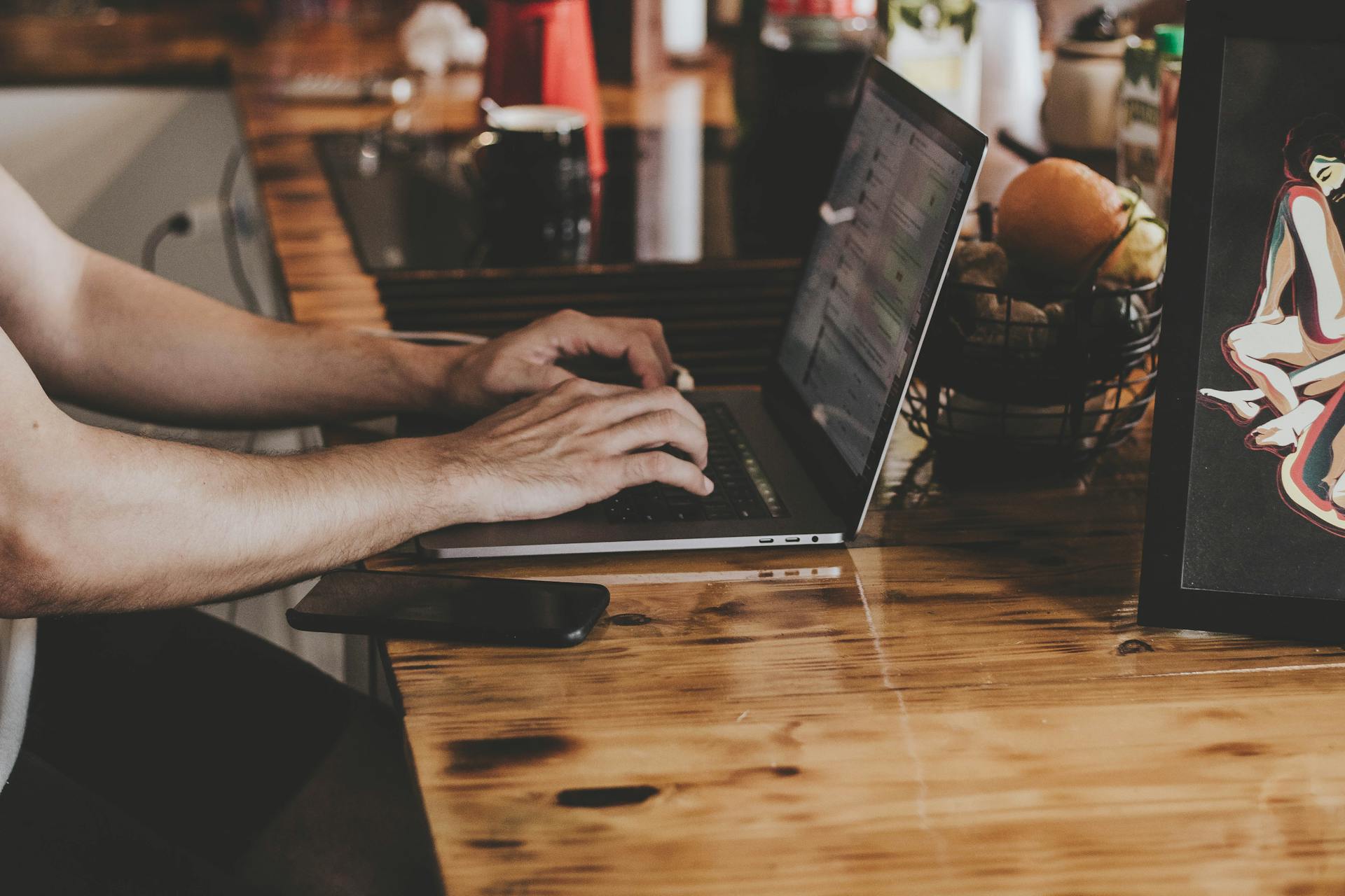 Ein Mann arbeitet in einem Büro | Quelle: Pexels