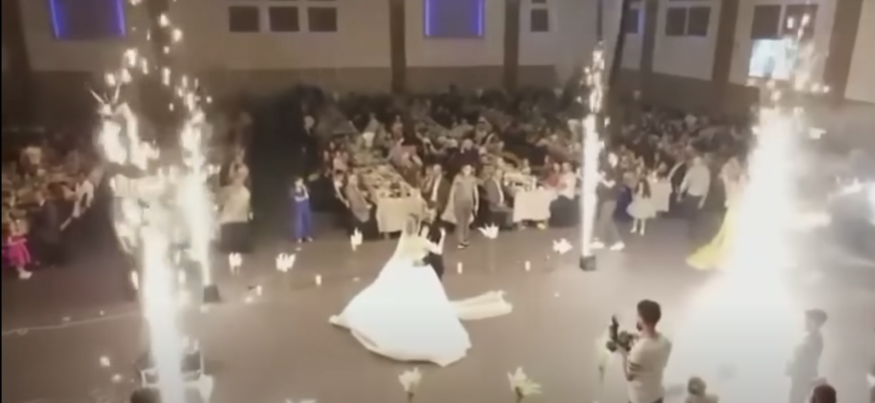 Als Haneen und Revan Isho auf ihrer Hochzeit tanzten, wurden Fackeln gezündet | Quelle: youtube.com/@SkyNews