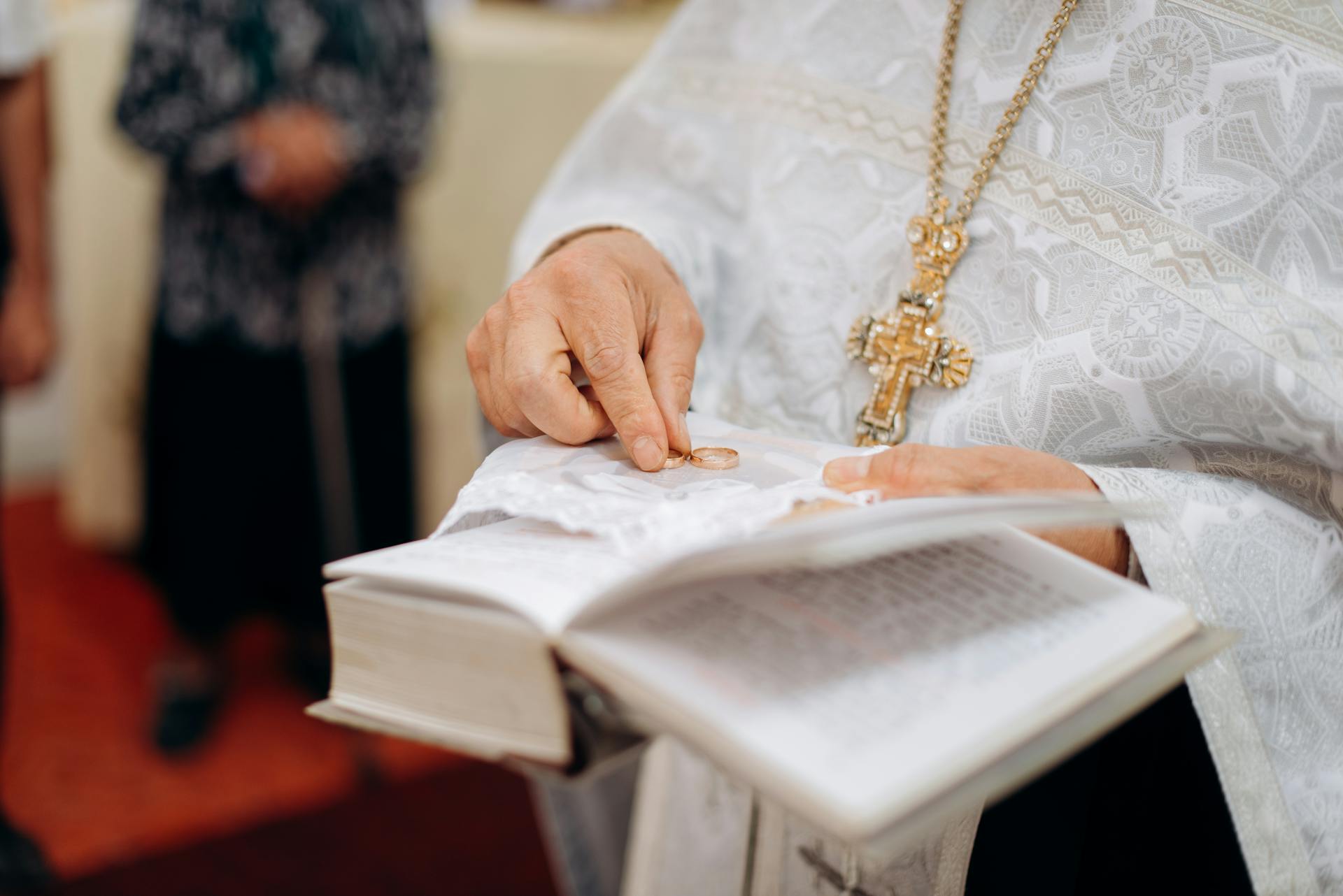 Ein Priester bei einer Hochzeitszeremonie | Quelle: Pexels