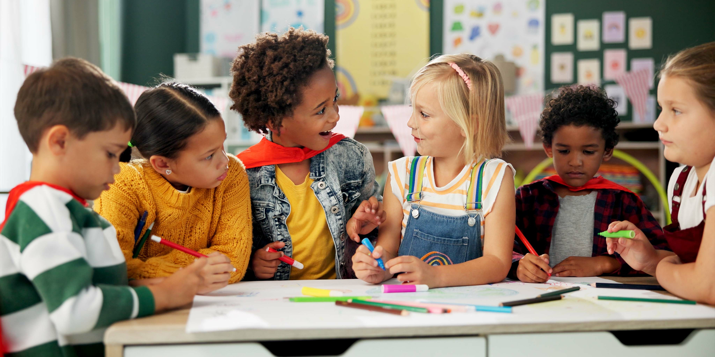 Kinder in einem Klassenzimmer | Quelle: Shutterstock