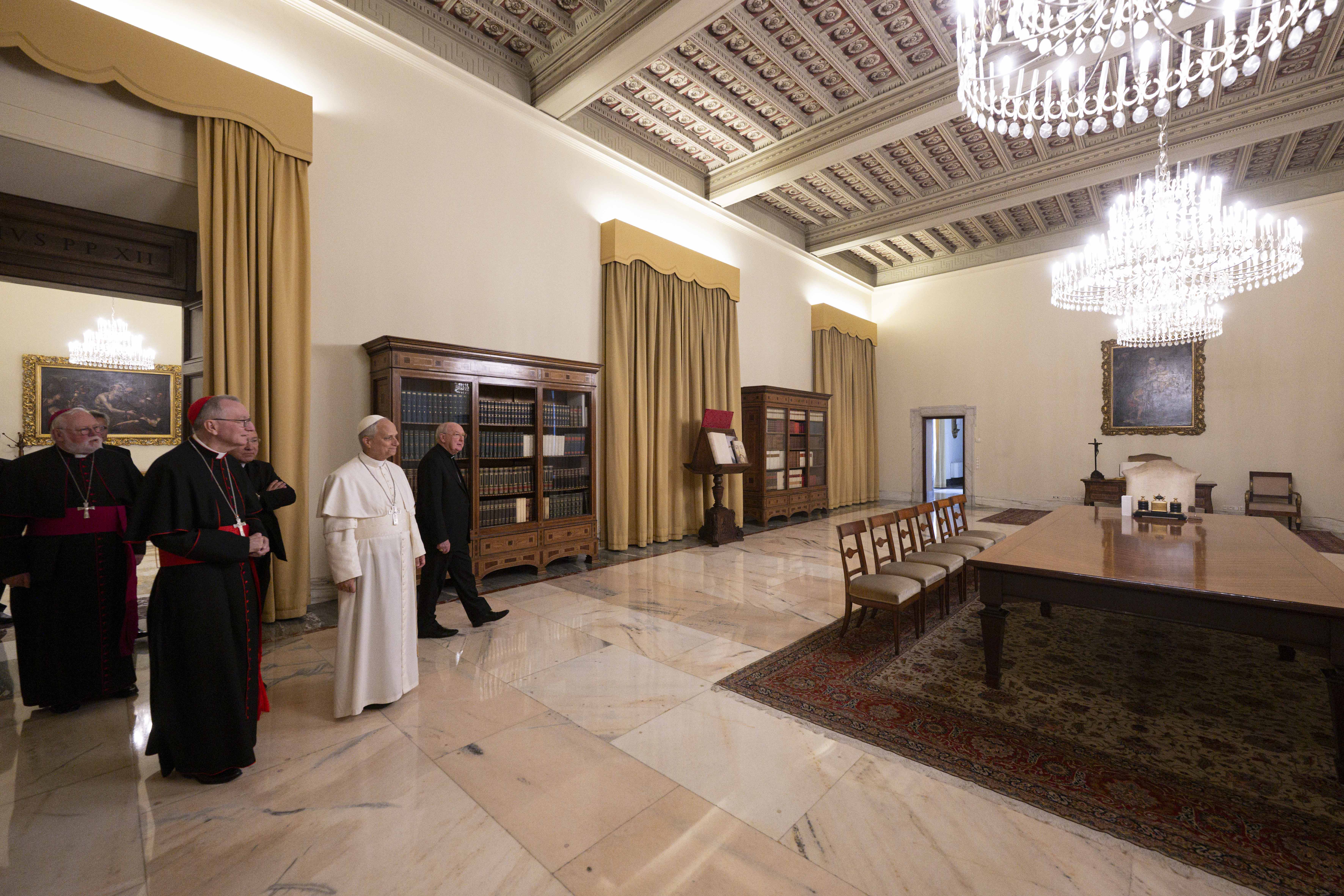 Papst Leo XIV. beim Besuch der päpstlichen Wohnung im Apostolischen Palast, am 12. Mai 2025 in der Vatikanstadt. | Quelle: Getty Images