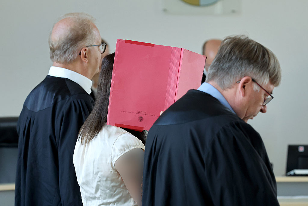26. August 2026, Mecklenburg-Vorpommern, Rostock: Thomas Löcker (von links nach rechts), Rechtsanwalt, der Angeklagte und Andreas Ohm, Rechtsanwalt, stehen im Gerichtssaal des Landgerichts | Quelle: Getty Images