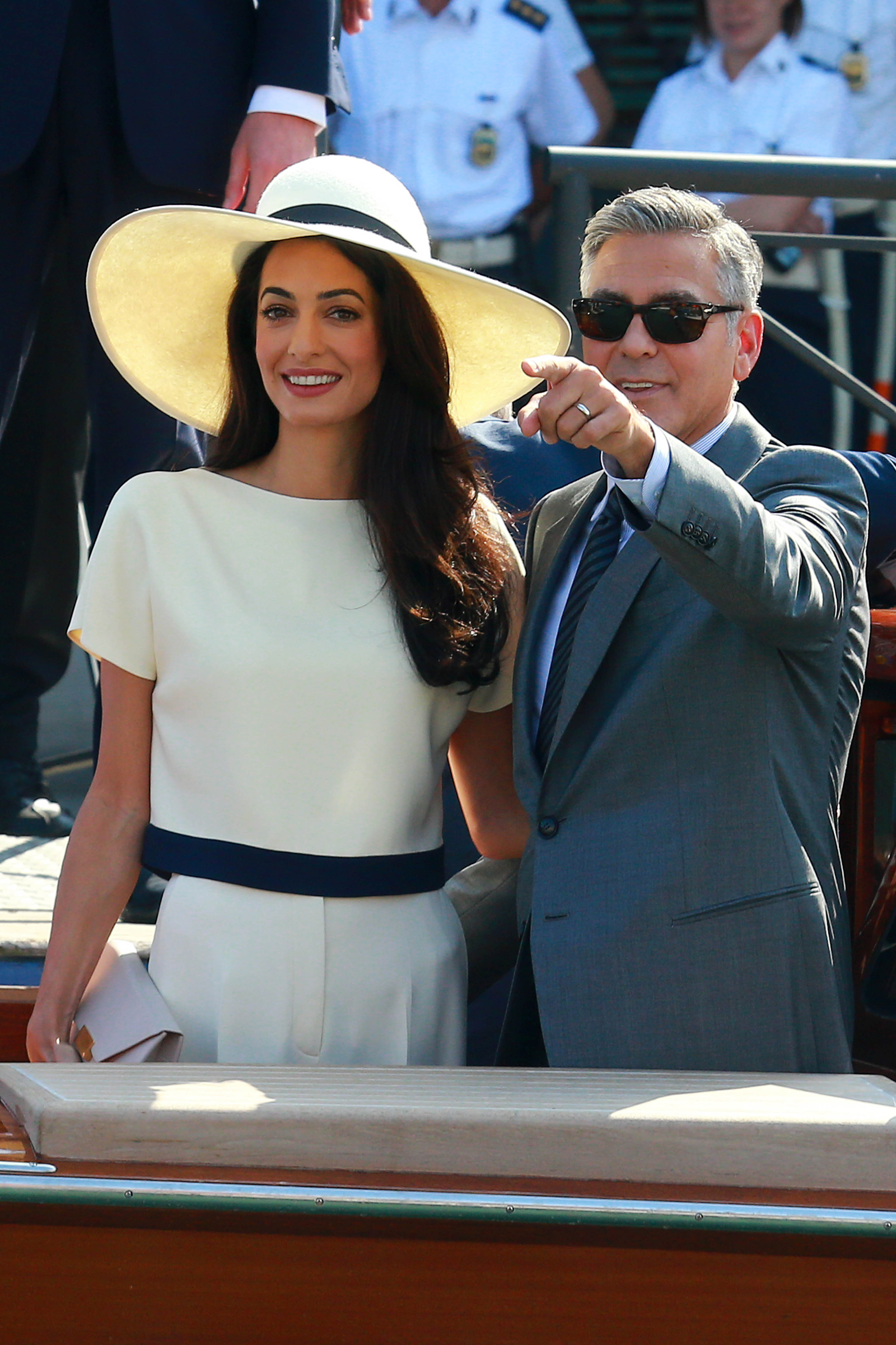 George Clooney und Amal Clooney bei ihrer standesamtlichen Hochzeit am Canal Grande am 29. September 2014 in Venedig, Italien. | Quelle: Getty Images