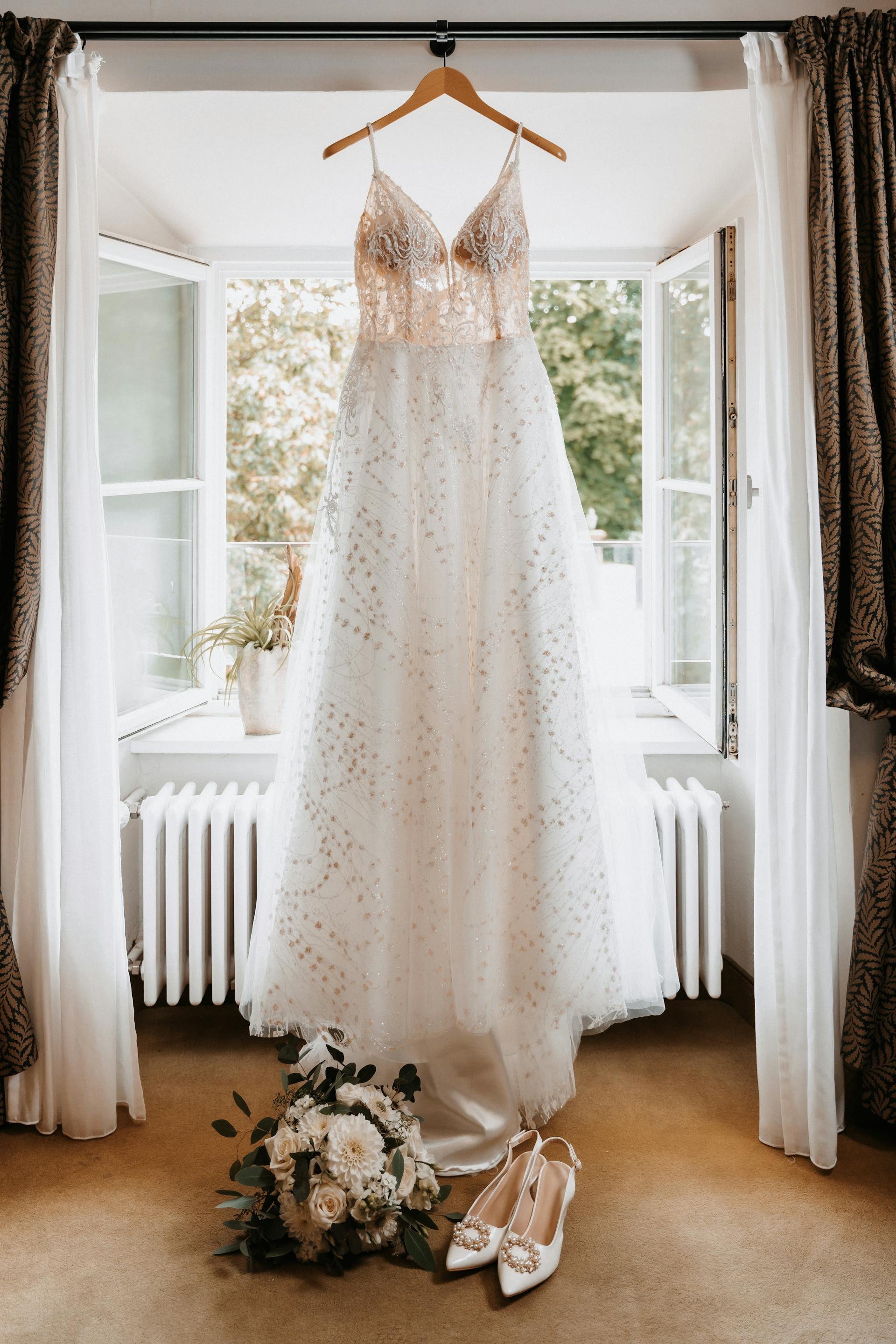 Das Kleid und die Schuhe einer Braut | Quelle: Pexels