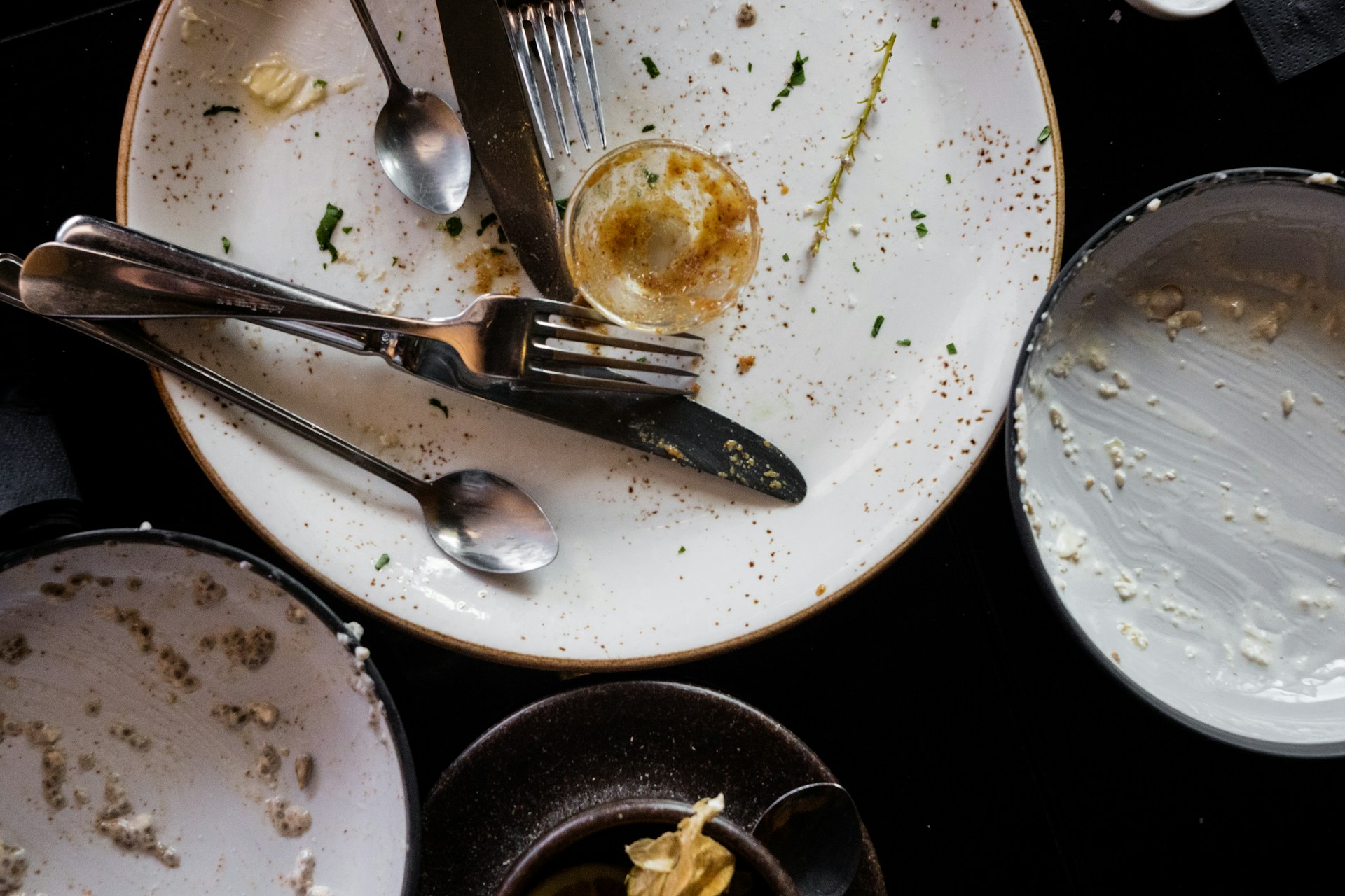 Schmutziges Geschirr auf einem Tisch | Quelle: Unsplash