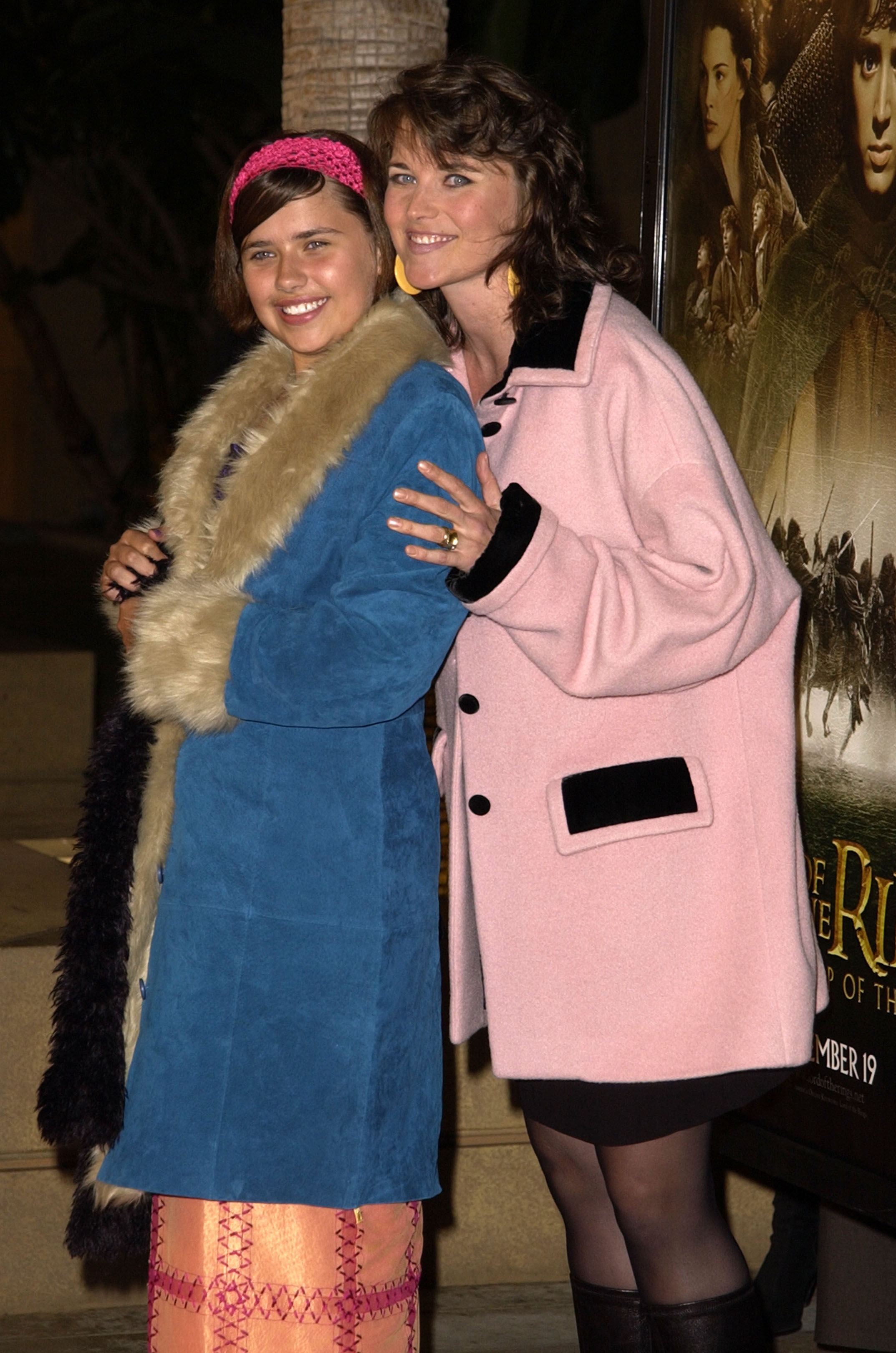 Lucy Lawless mit ihrer Tochter Daisy bei einer Filmpremiere in Los Angeles, am 16. Dezember 2001 | Quelle: Getty Images