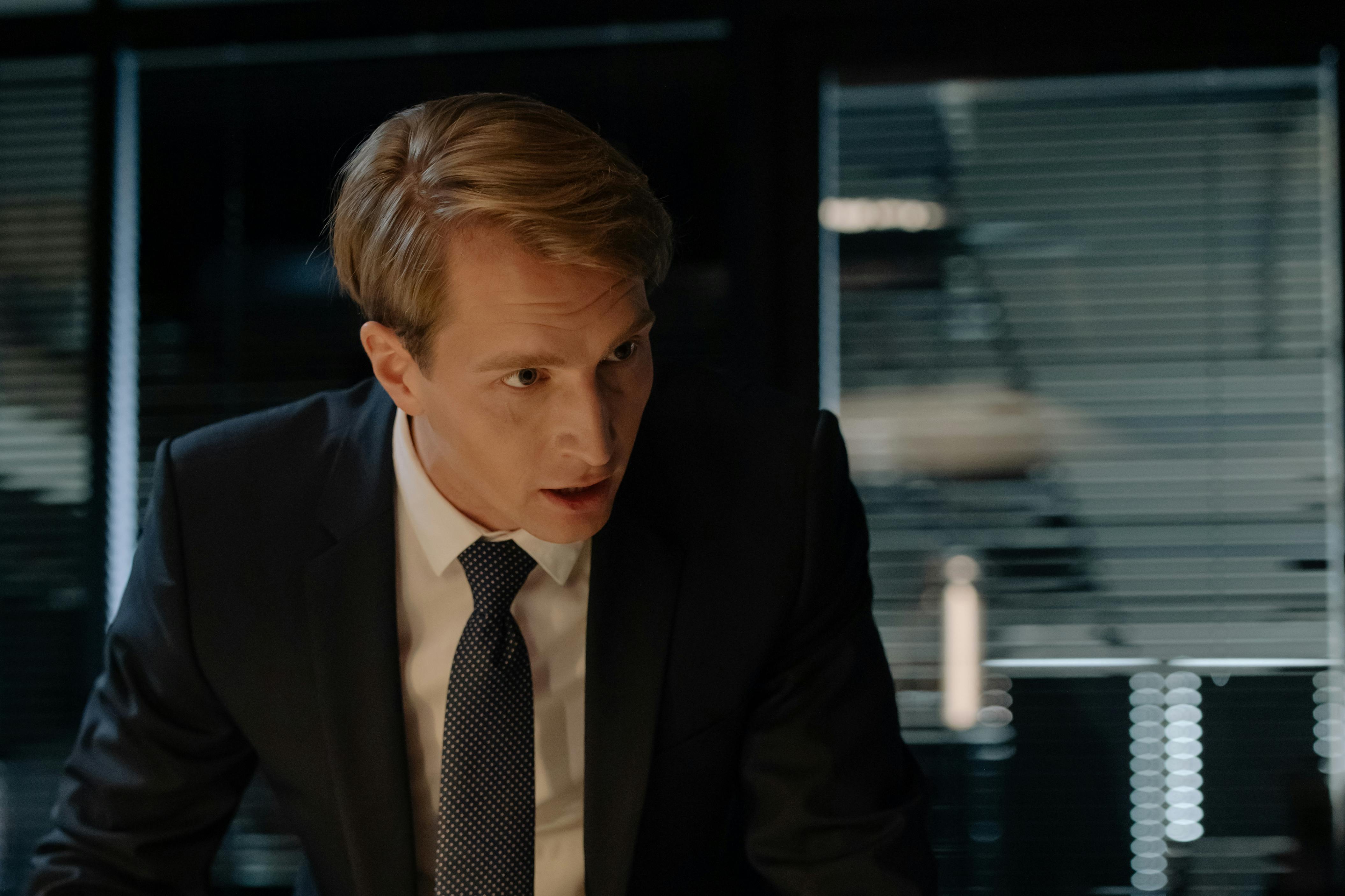 Ein ernster Mann im Anzug | Quelle: Pexels