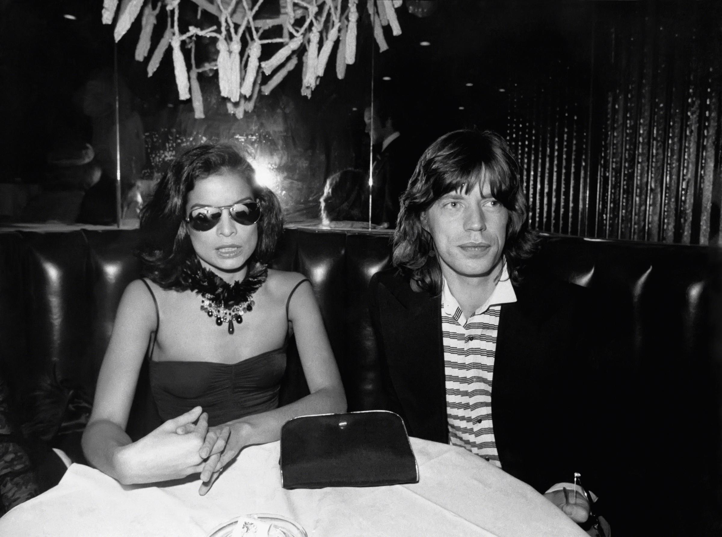 Bianca Jagger und Mick Jagger im Copacabana's am 1. Januar 1976 in New York City. | Quelle: Getty Images