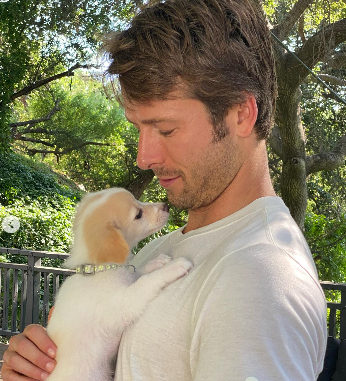 Der Schauspieler hält seinen Hund, datiert auf den 5. Juli 2023 | Quelle: Instagram/glenpowell