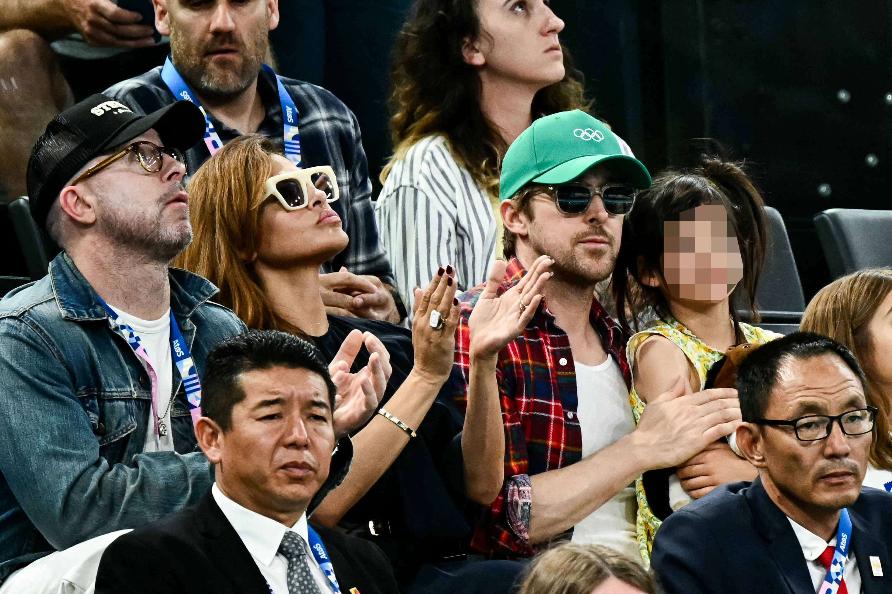 Eva Mendes und Ryan Gosling schauen sich mit ihrer Tochter das Finale am Stufenbarren der Frauen bei den Olympischen Spielen 2024 in Paris am 4. August 2024 an | Quelle: Getty Images