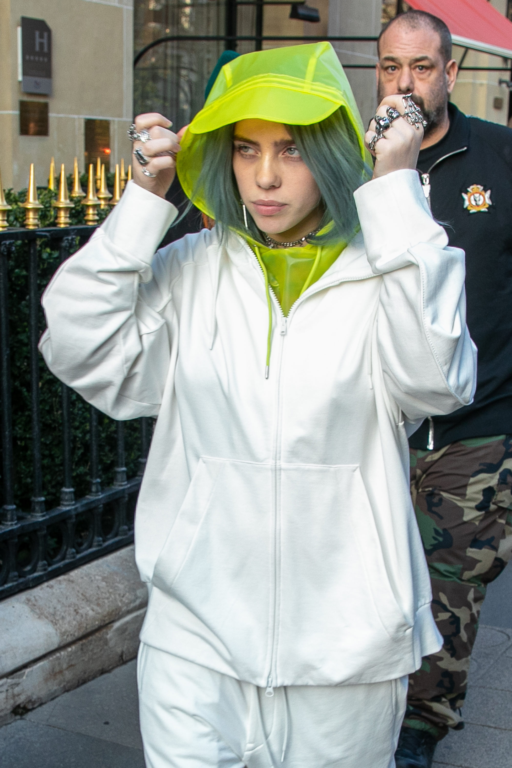 Billie Eilish wird am 20. Februar 2019 auf der Avenue Montaigne in Paris, Frankreich, gesehen. | Quelle: Getty Images