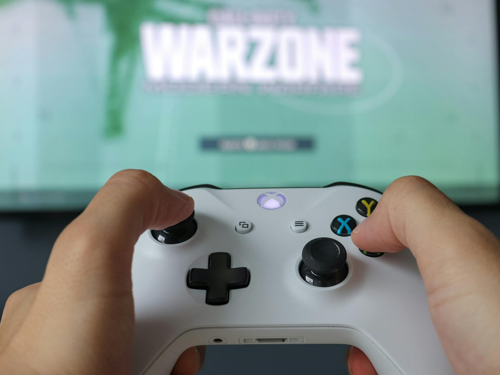 Ein Mann hält einen Controller | Quelle: Pexels