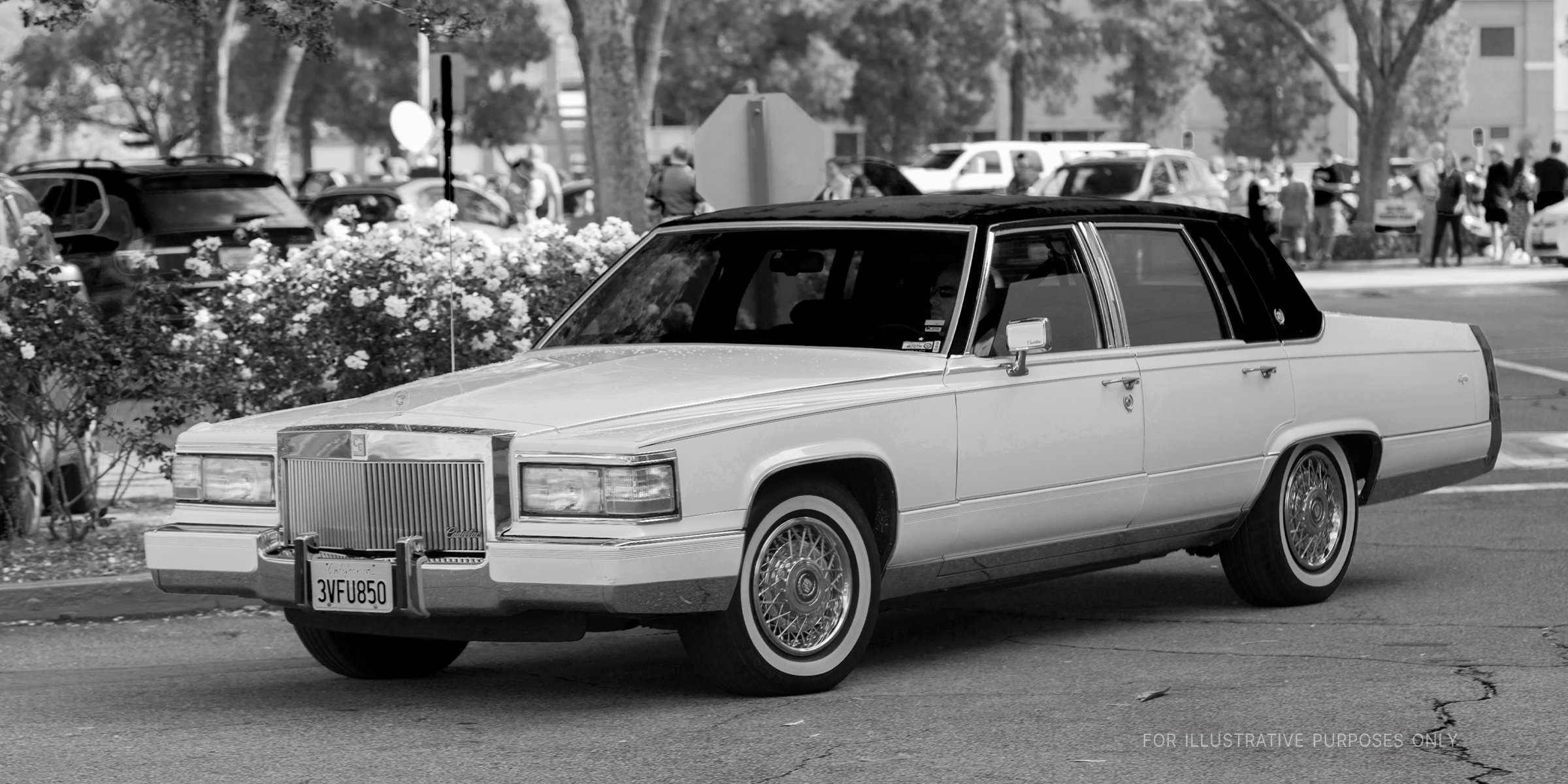 Cadillac Seville Oldtimer auf der Straße | Quelle: Shutterstock