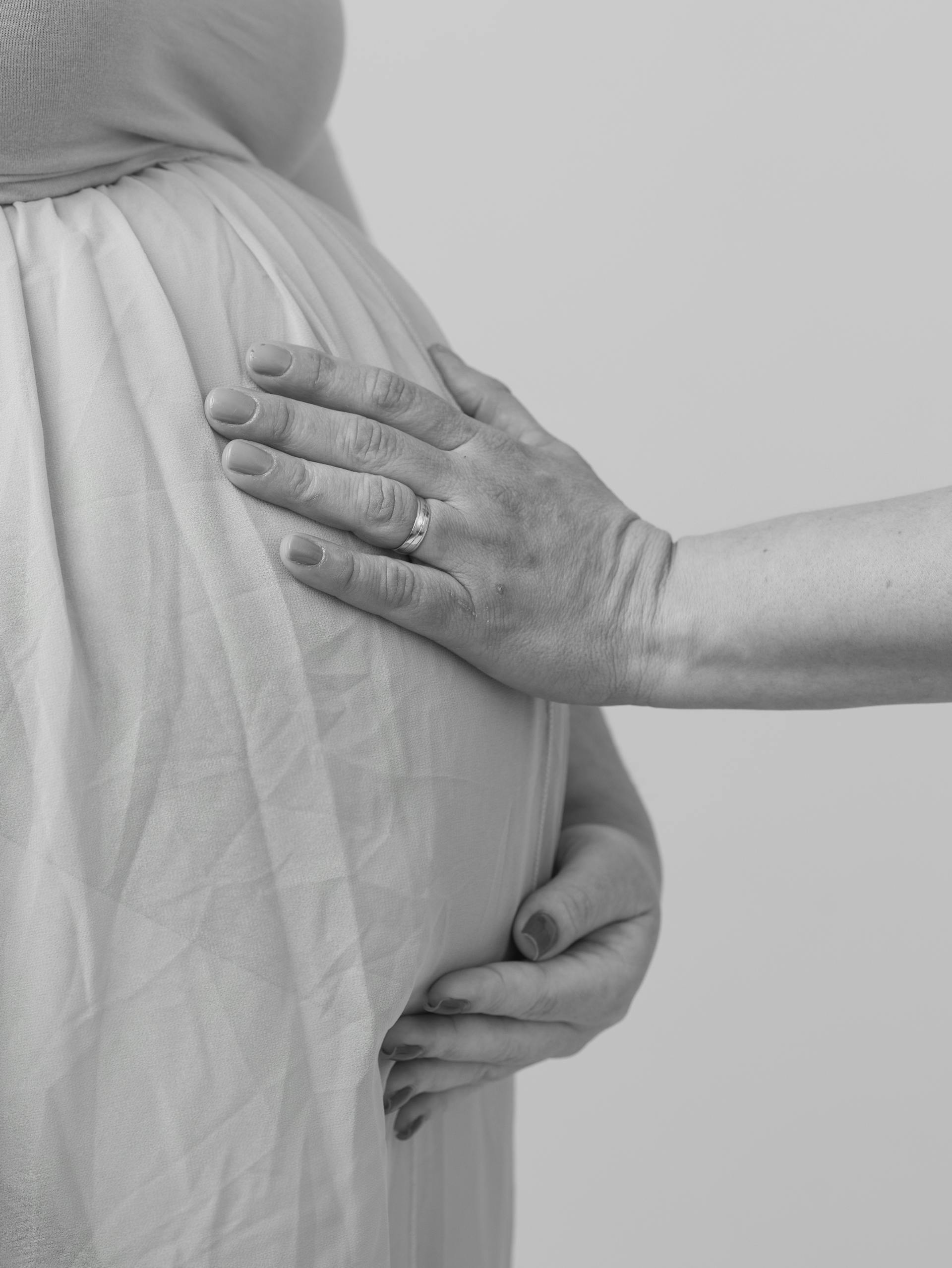 Ein Ehemann berührt den schwangeren Bauch seiner Frau | Quelle: Pexels