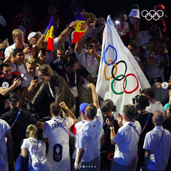 Tom Cruise fährt mit der olympischen Flagge davon, gepostet am 11. August 2024 | Quelle: Instagram/olympics