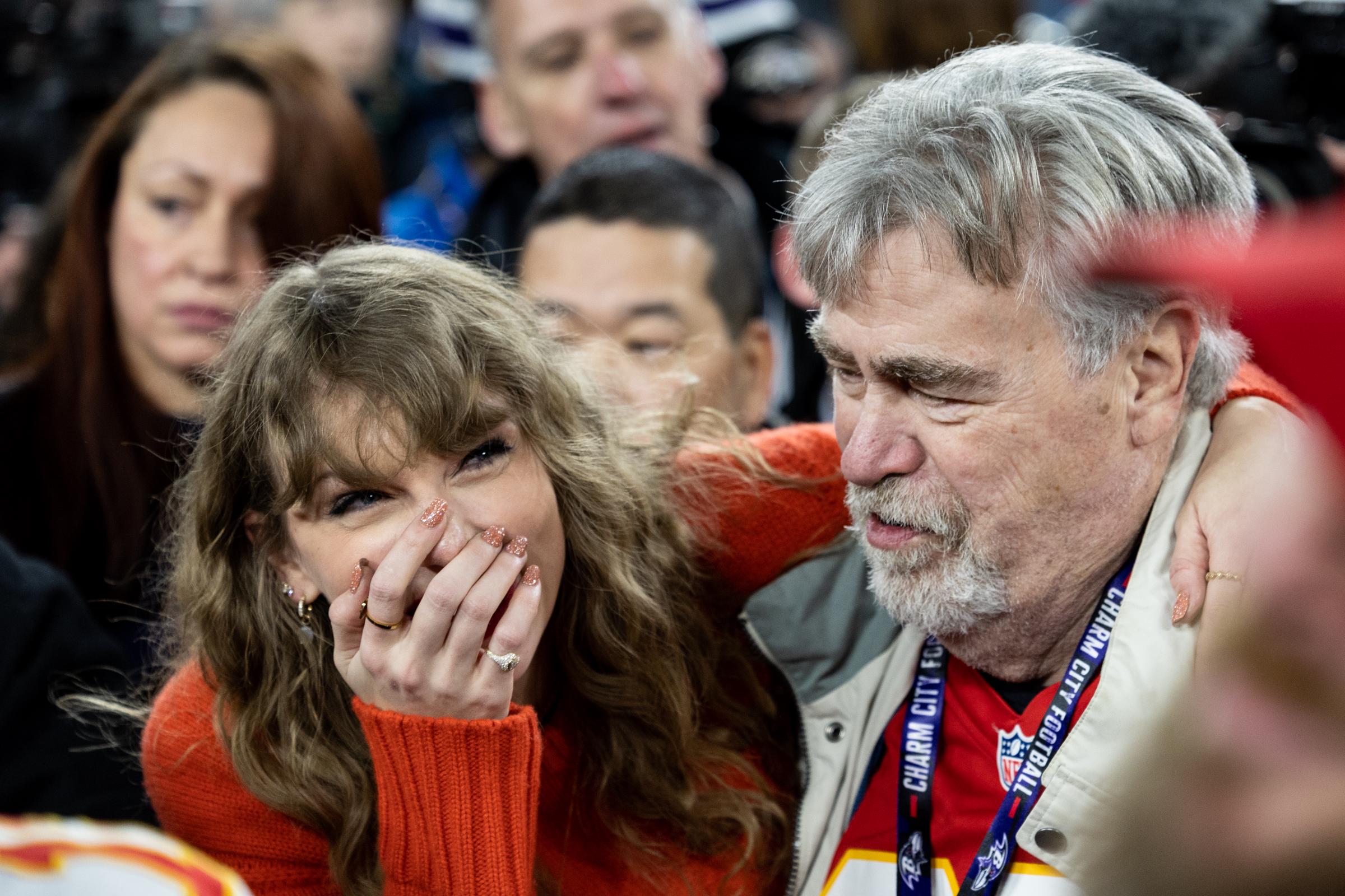 Taylor Swift umarmt Ed Kielce nach dem AFC Championship NFL Footballspiel zwischen den Kansas City Chiefs und den Baltimore Ravens | Quelle: Getty Images