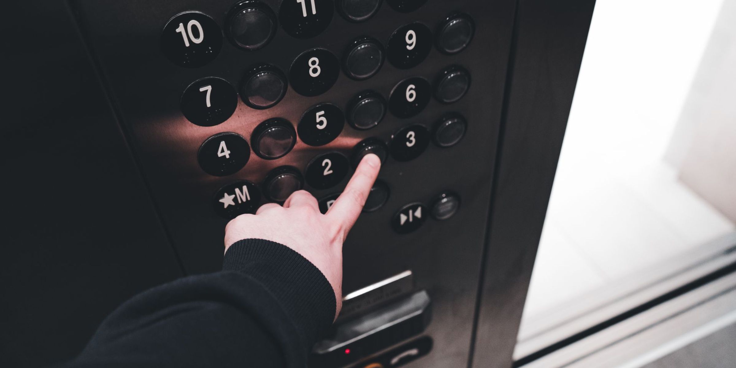 Knöpfe in einem Aufzug | Quelle: Pexels