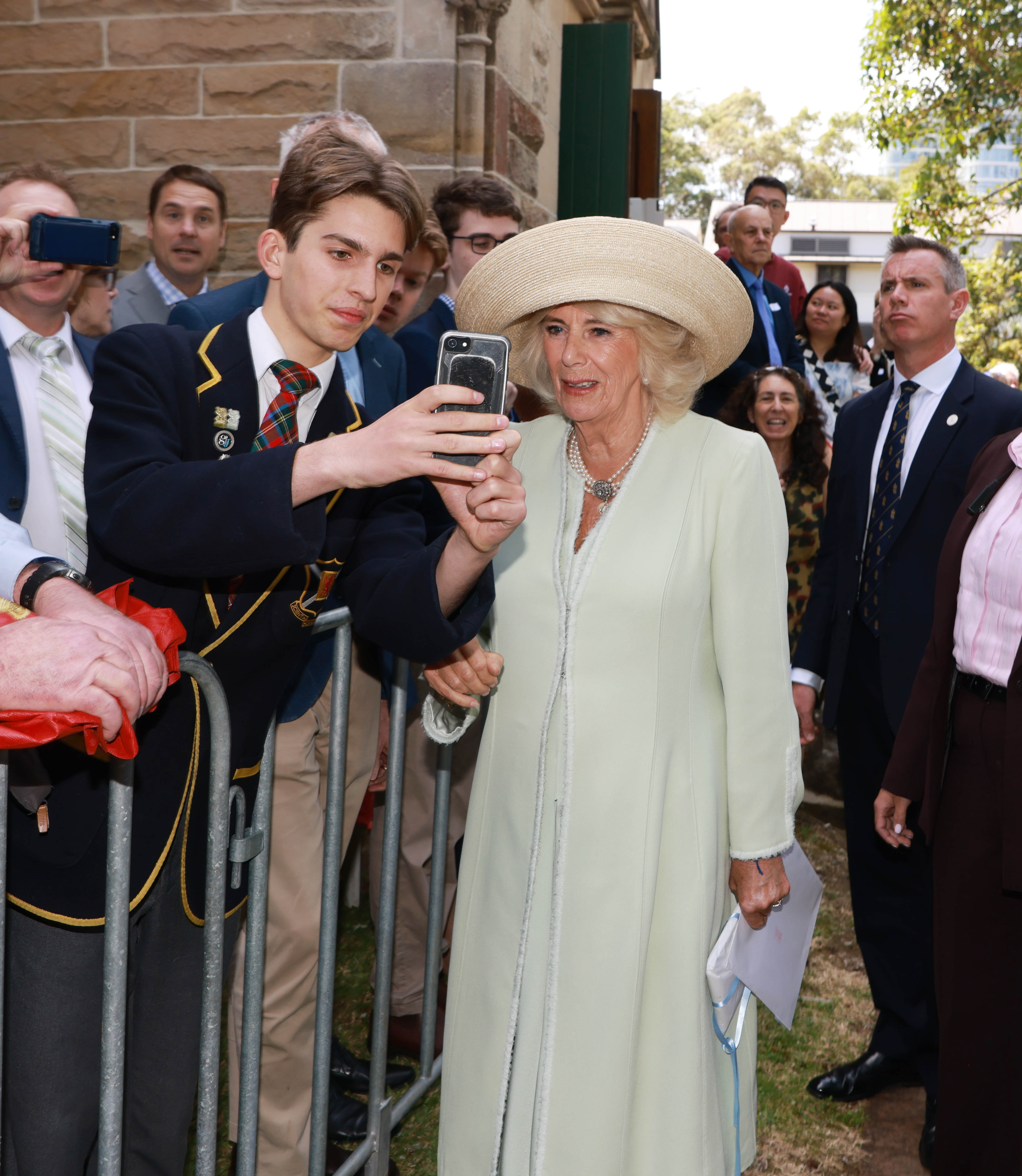 Königin Camilla begrüßt Anhänger in der St. Thomas's Anglican Church am 20. Oktober 2024 in Sydney, Australien. | Quelle: Getty Images