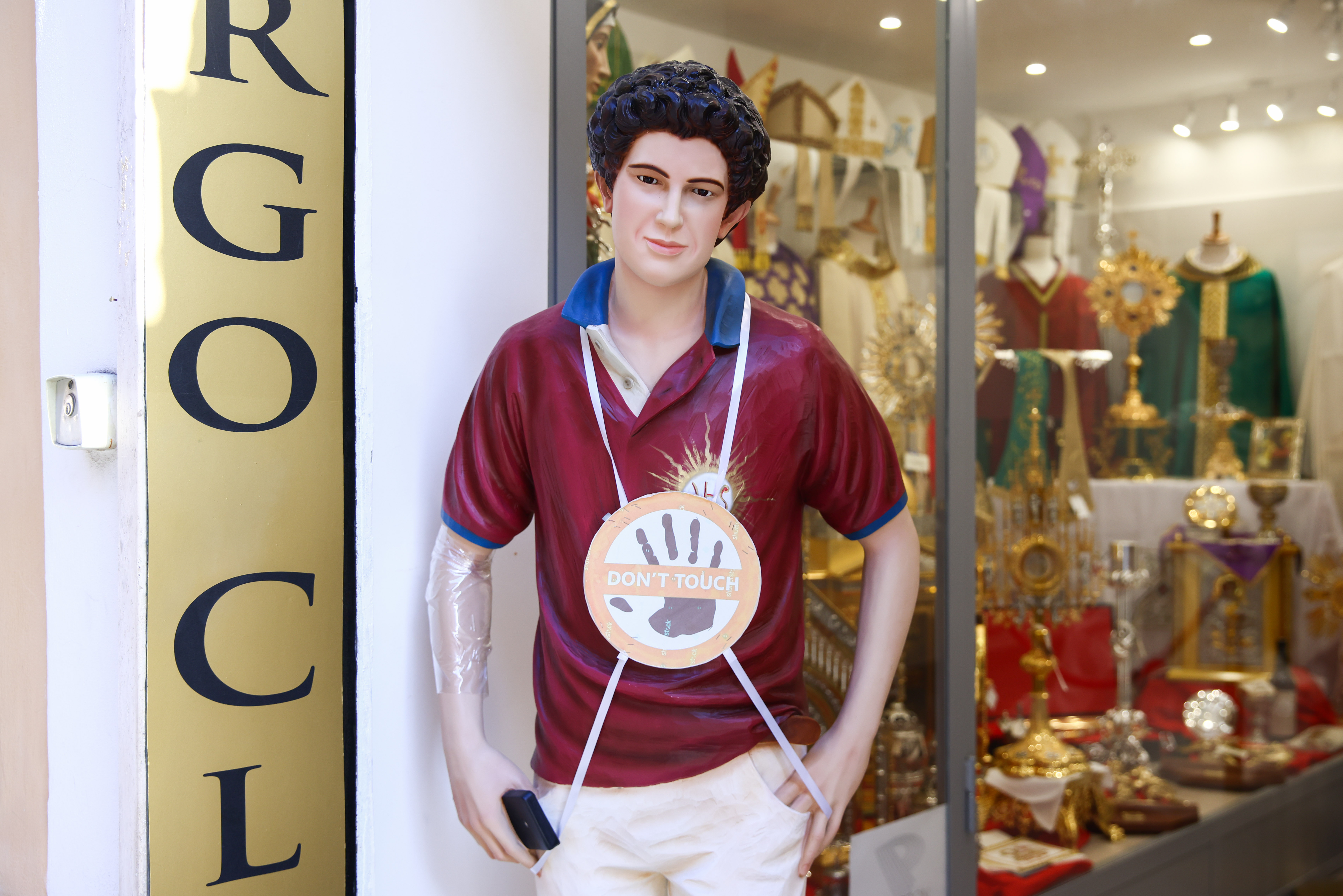 Eine Statue von Carlo Acutis ist einen Tag vor dem Konklave am 6. Mai 2025 in Vatikanstadt, Italien, vor einem religiösen Geschäft zu sehen: Getty Images