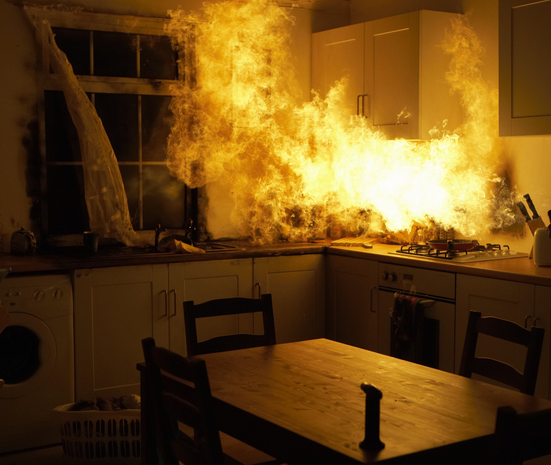 Nachts tobt Feuer in der häuslichen Küche Quelle: Getty Images