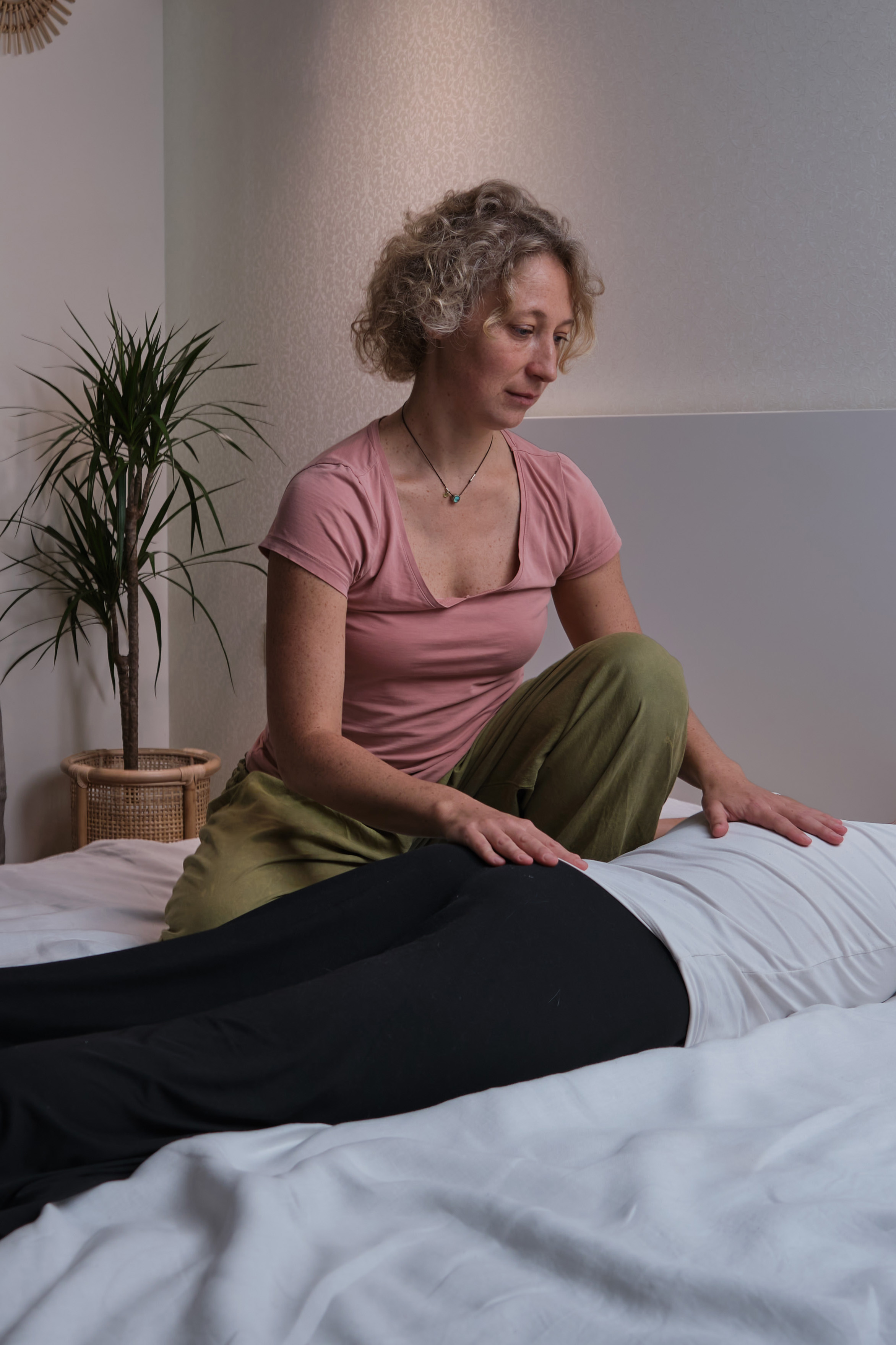 Eine Frau führt eine ganzheitliche Rückenmassage durch | Quelle: Getty Images