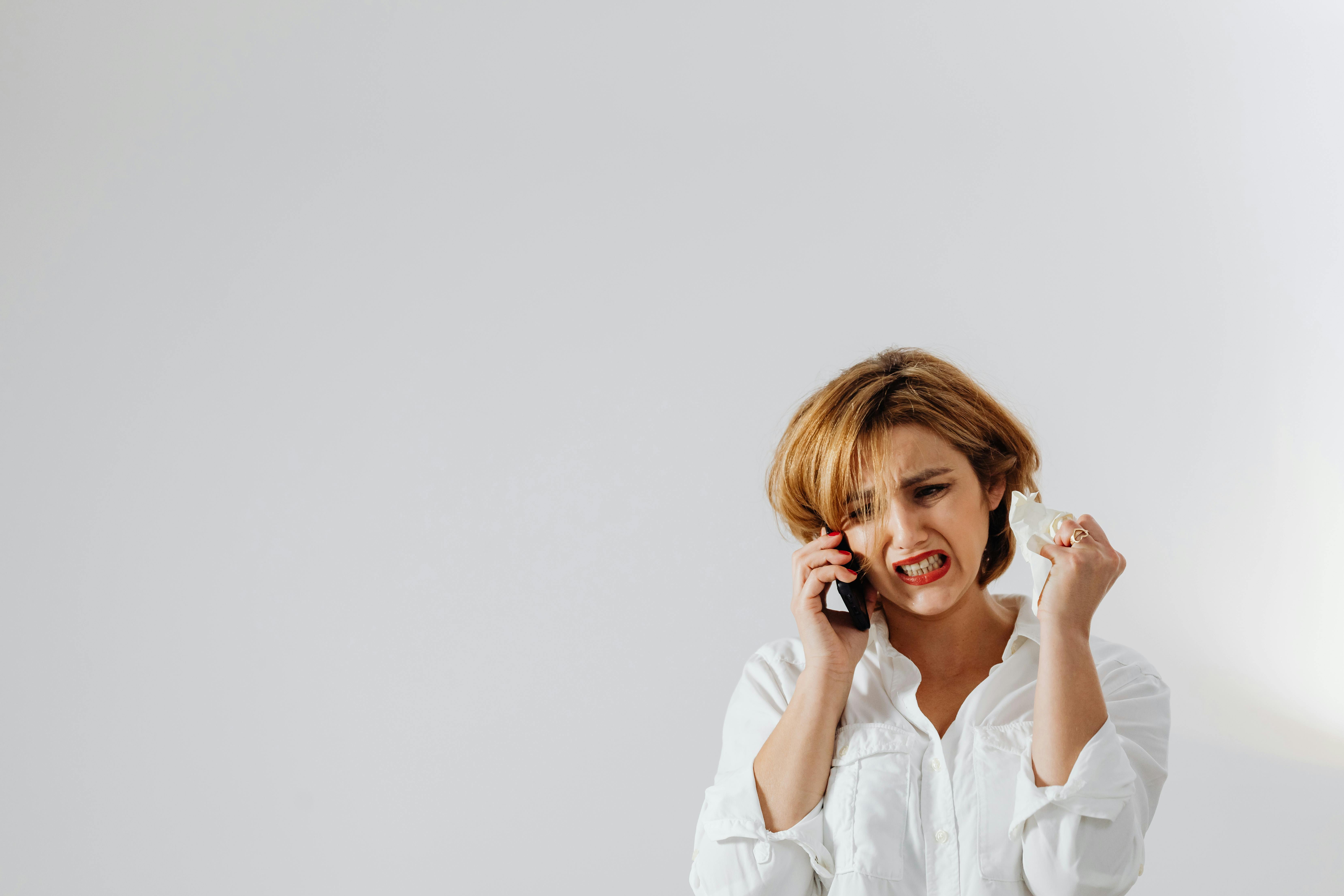 Eine wütende Frau am Telefon | Quelle: Pexels