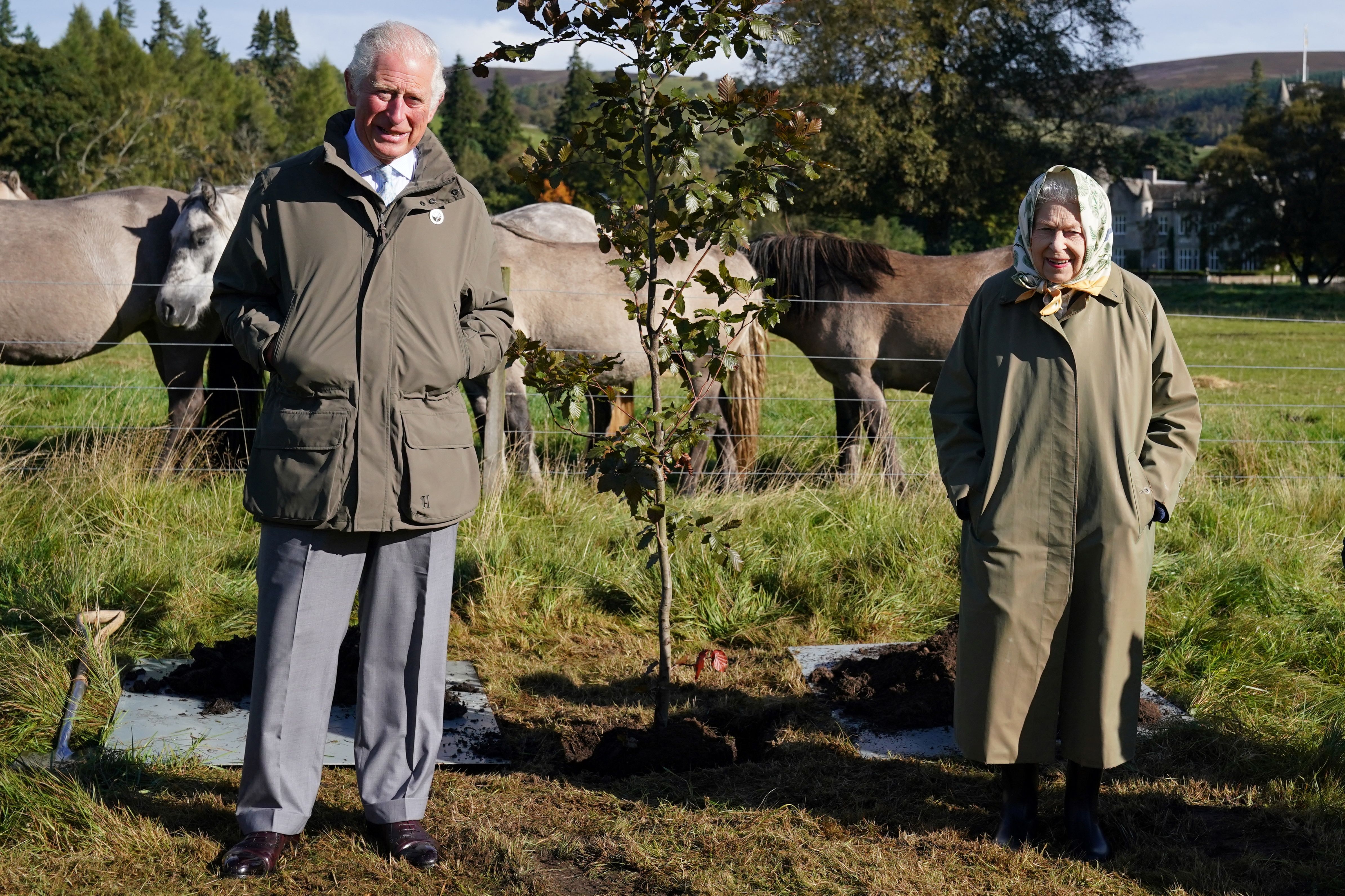 König Charles III. und die verstorbene Königin Elizabeth auf dem Anwesen Balmoral in Balmoral, Schottland am 1. Oktober 2021 | Quelle: Getty Images