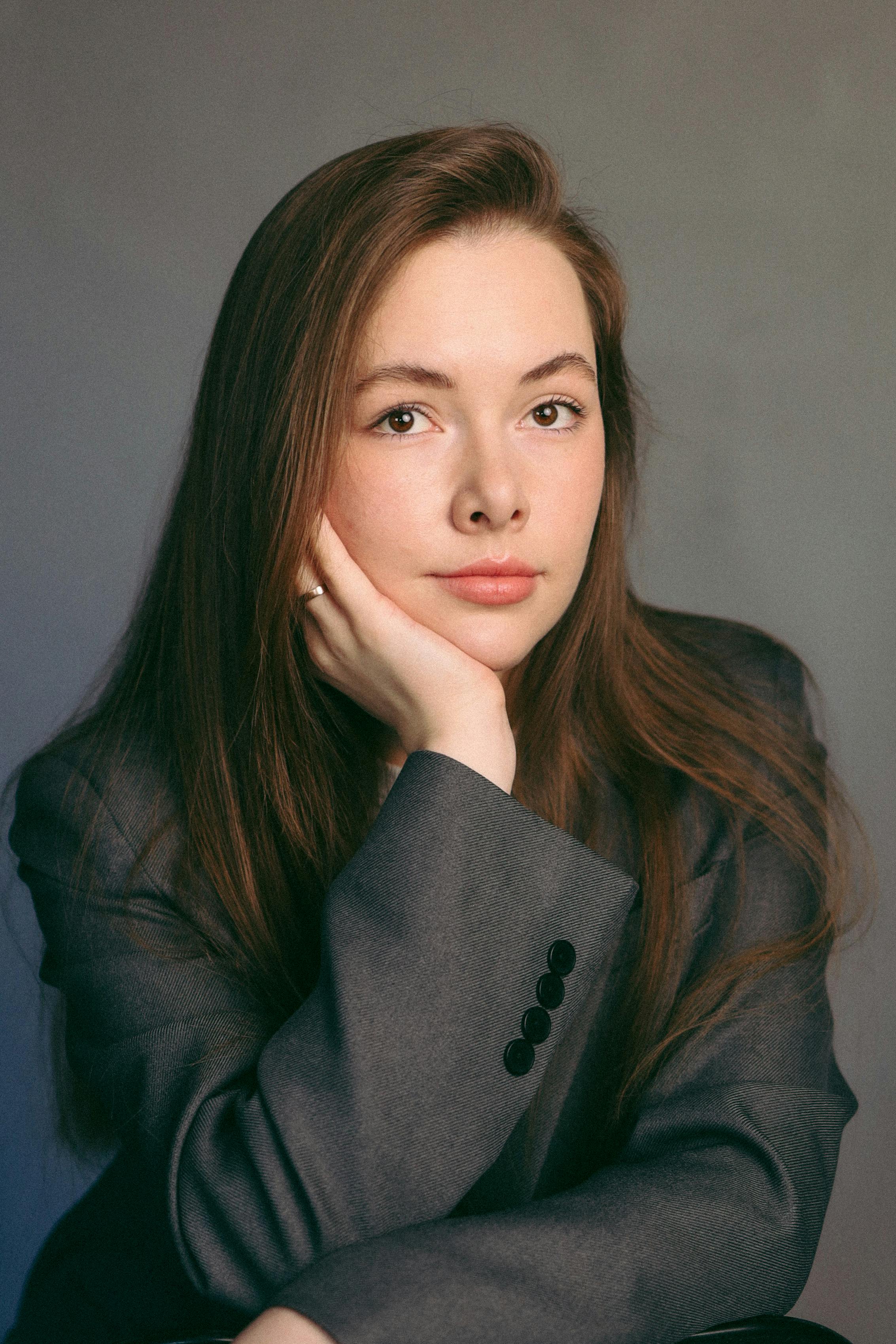 Eine junge Frau posiert für ein Studioporträt | Quelle: Pexels