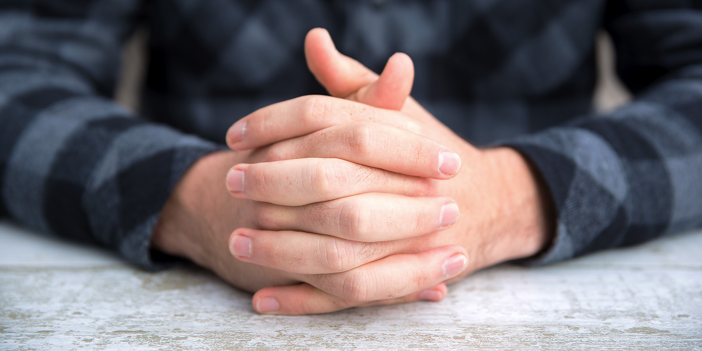 Ein Mann sitzt mit verschränkten Armen da | Quelle: Freepik