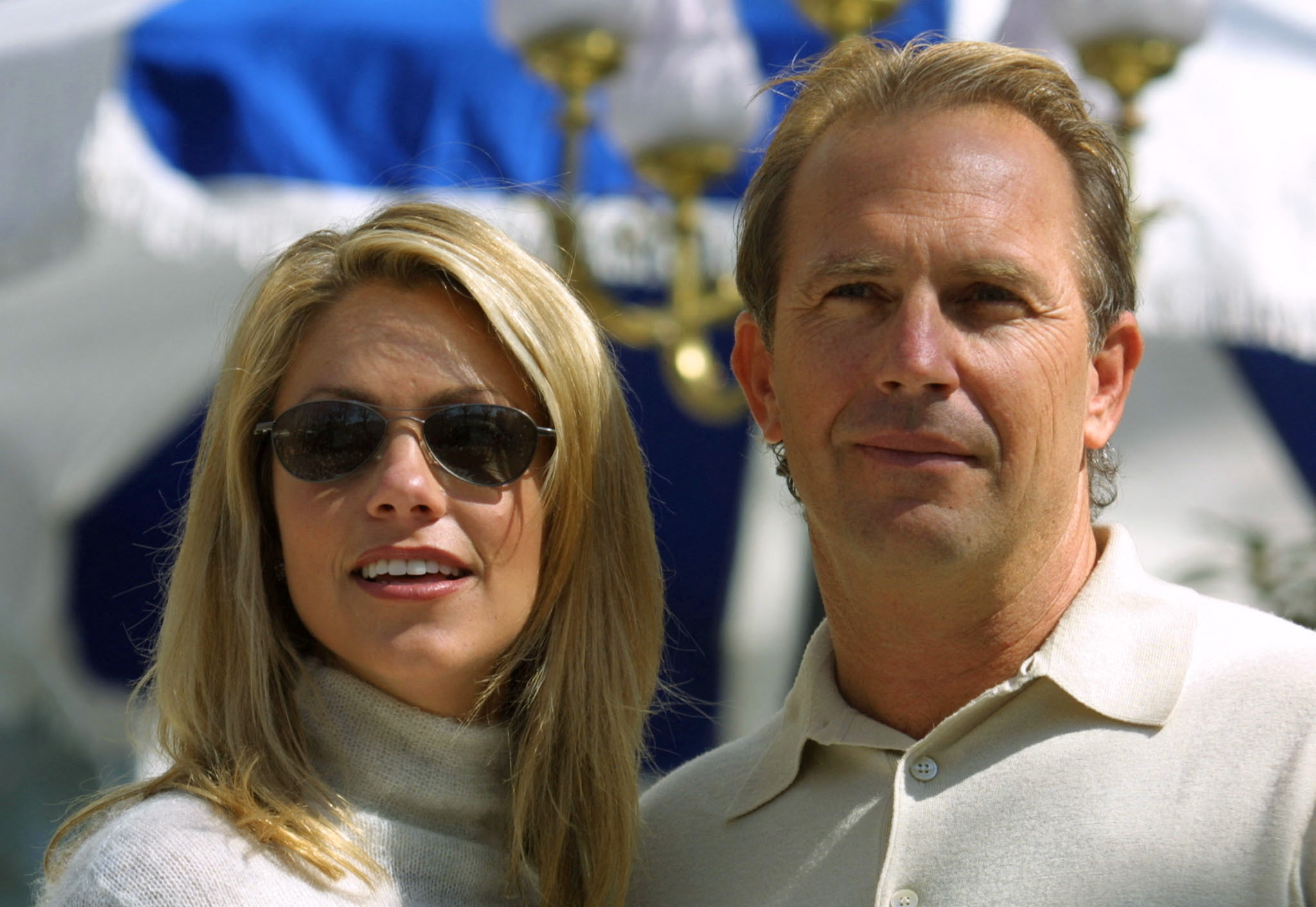 Christine Baumgartner und Kevin Costner bei der Präsentation seines Films "Three Days" im Ritz Hotel in Madrid am 15. März 2001 | Quelle: Getty Images