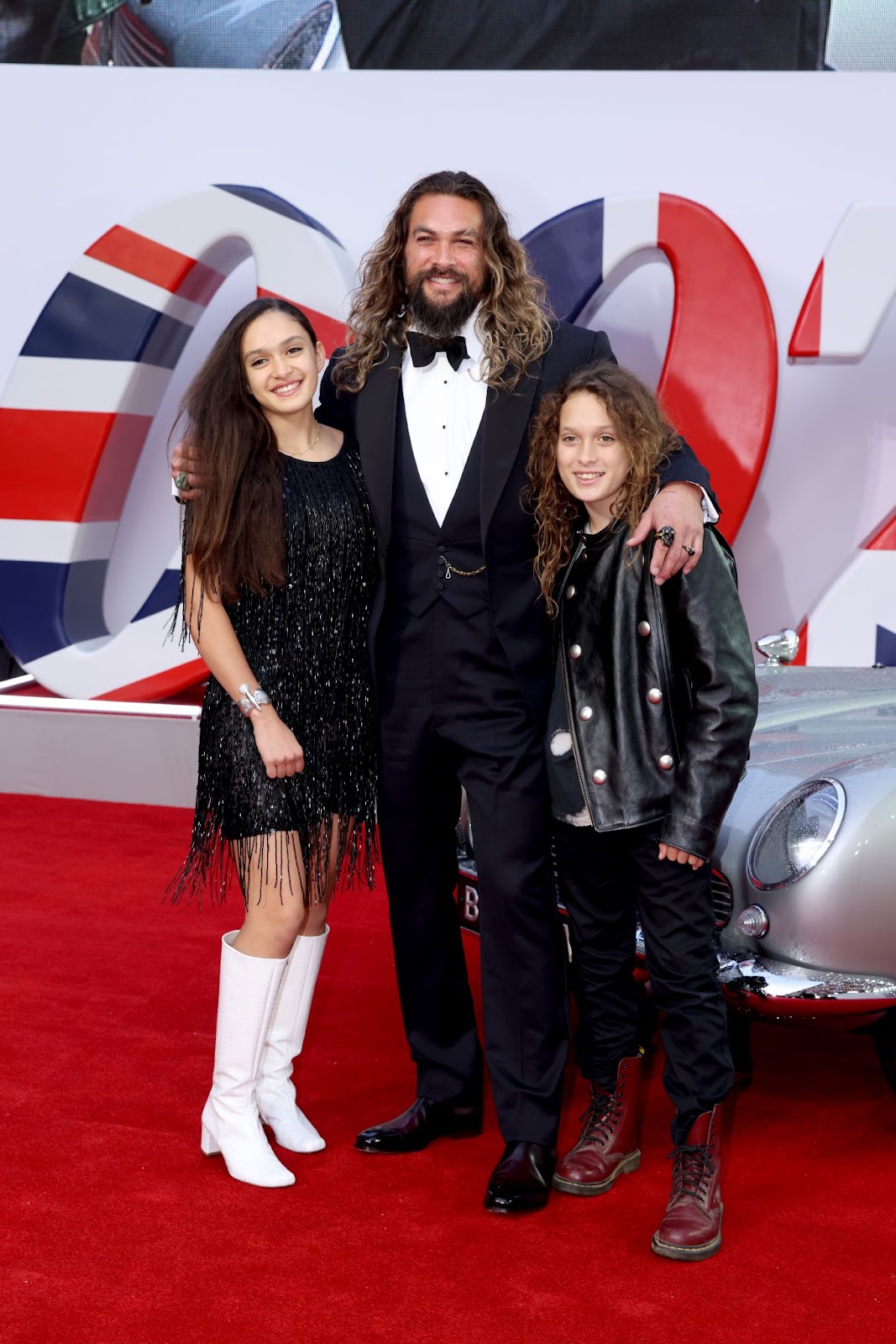 Lola Lolani, Jason Momoa und Nakoa-Wolf Momoa besuchten die Premiere von "No Time to Die" am 28. September 2021 in London, England. Jason teilte diesen besonderen Moment auf dem roten Teppich mit seinen Kindern, die die hochkarätigen Veranstaltungen ihres Vaters weiterhin unterstützen. | Quelle: Getty Images