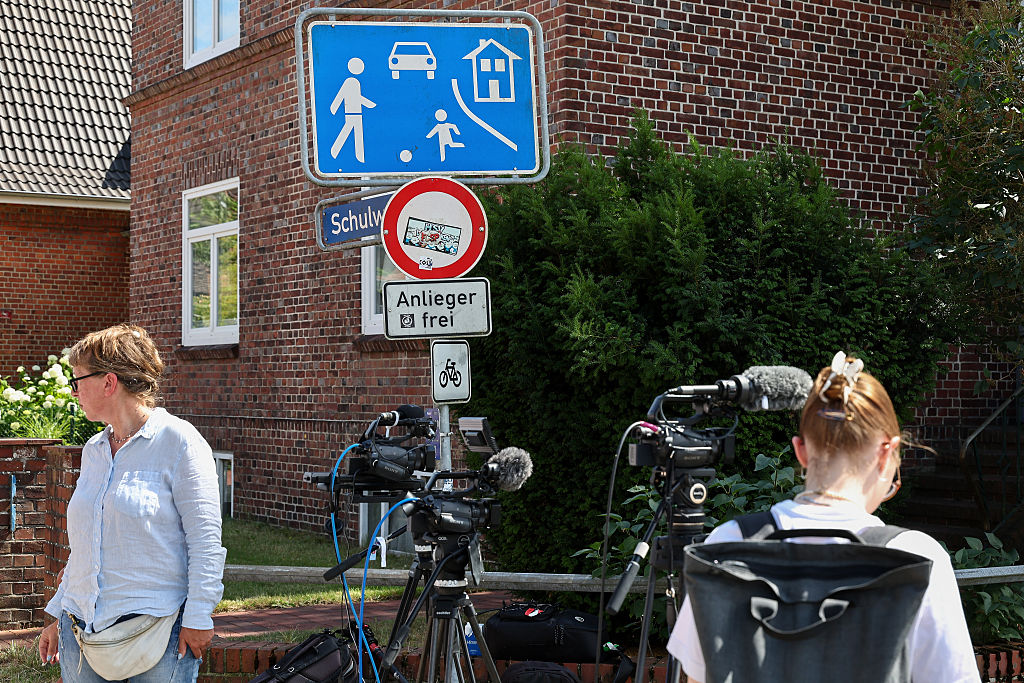 Journalisten arbeiten in der Nähe des Tatorts, an dem am 29. Juni 2026 bei einer Schießerei in Stade, einer Stadt im Norden Deutschlands etwa 50 Kilometer westlich von Hamburg, fünf Menschen ums Leben kamen. | Quelle: Getty Images