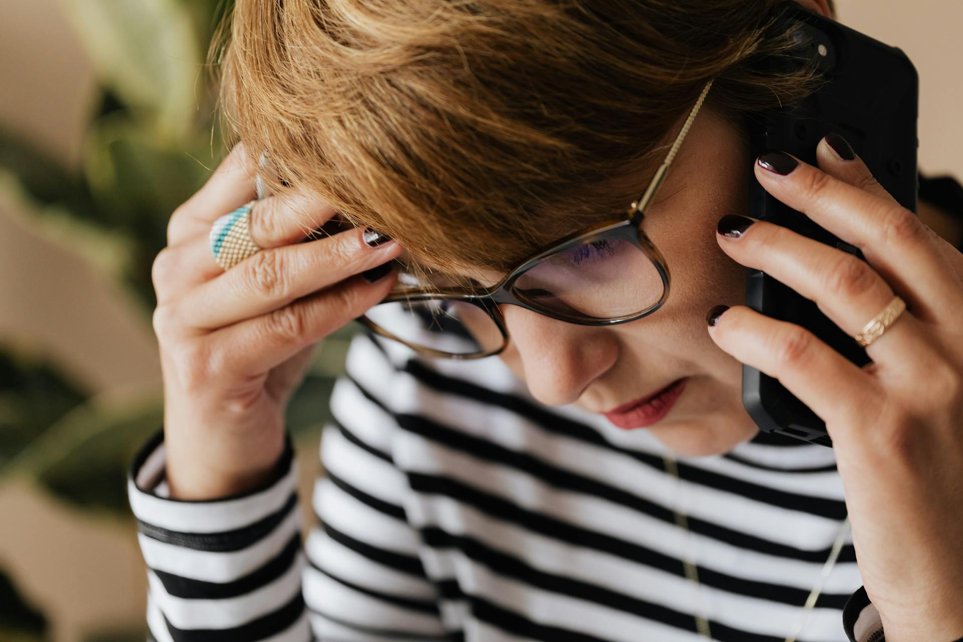 Eine besorgte Frau am Telefon | Quelle: Pexels