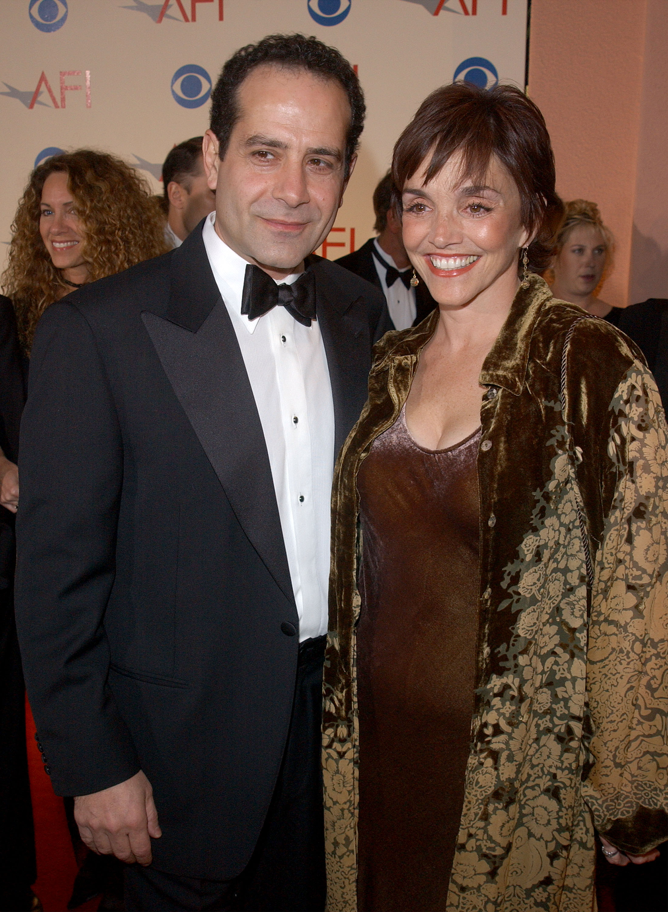 Tony Shalhoub und die Schauspielerin bei den AFI Awards 2001 des American Film Institute im Beverly Hills Hotel am 5. Januar 2002. | Quelle: Getty Images