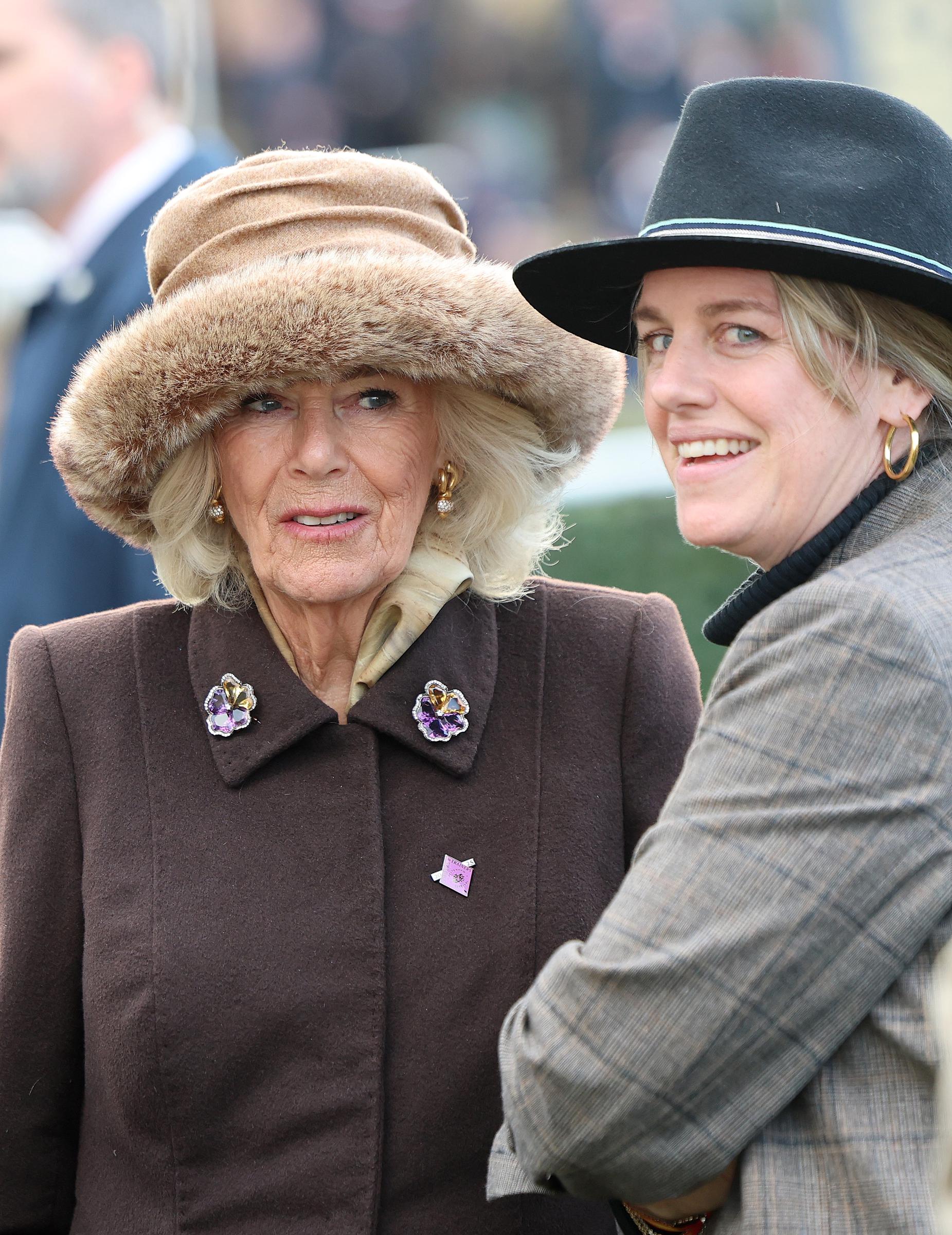 Königin Camilla und Tochter Laura Lopes  am zweiten Tag des Cheltenham Festivals 2025 auf dem Cheltenham Racecourse, am 12. März 2025 | Quelle: Getty Images