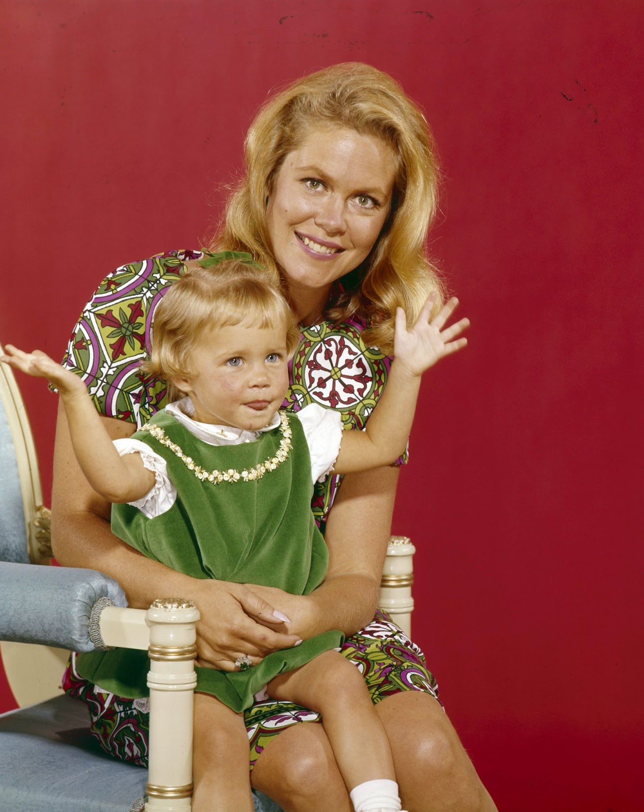 Elizabeth Montgomery und die Kinderdarstellerin, ca. 1966. | Quelle: Getty Images