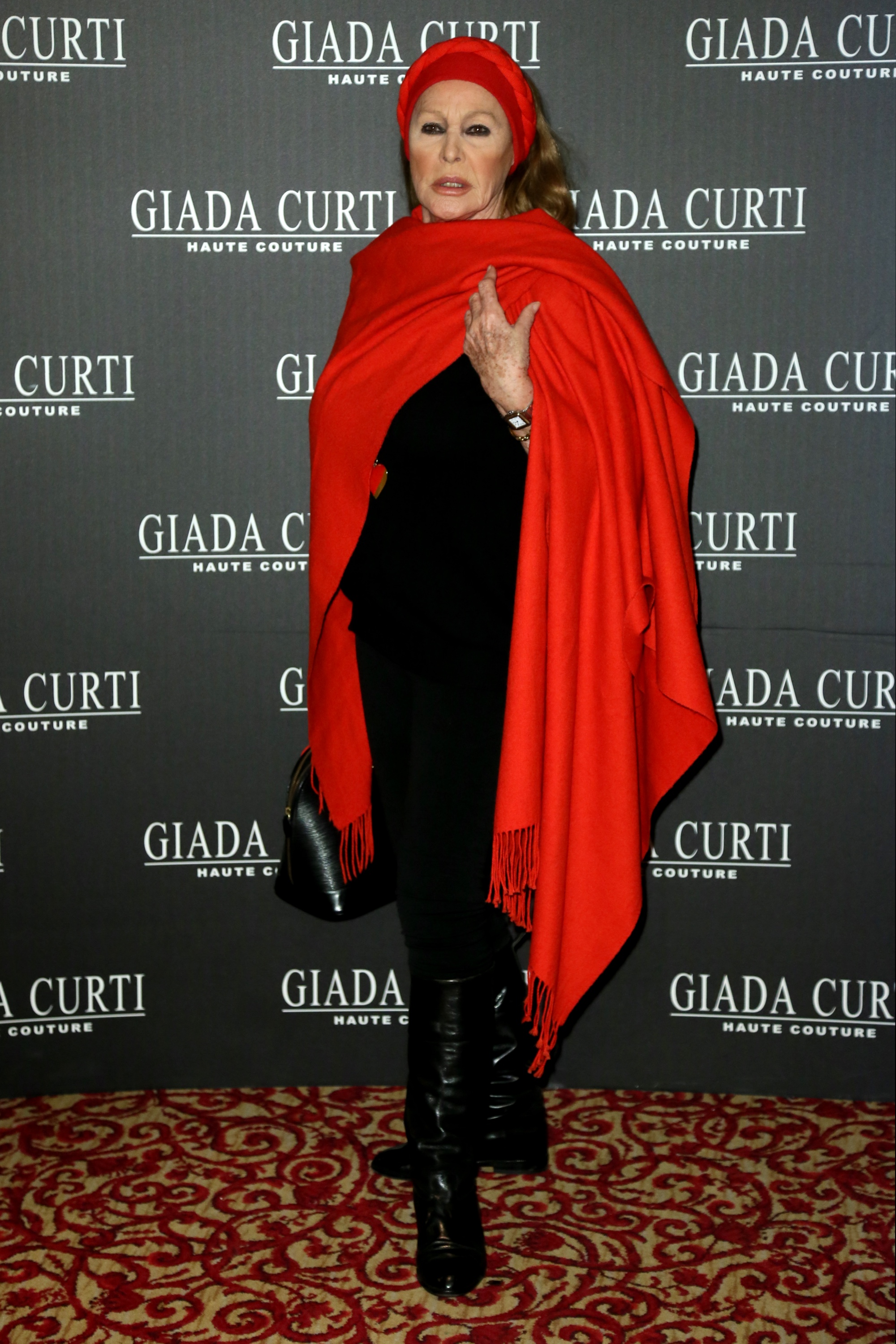 Ursula Andress besucht die Modenschau von Giada Curti in Rom, Italien, am 30. Januar 2015. | Quelle: Getty Images