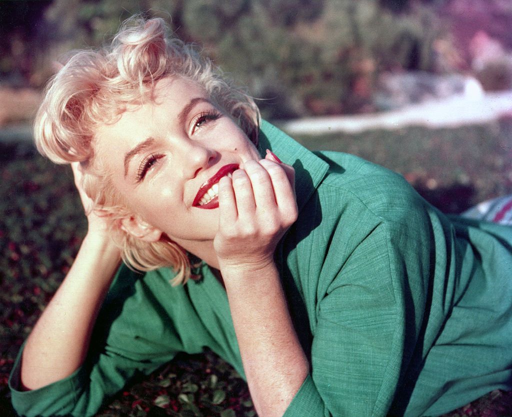 Marilyn Monroe trägt ein grünes Hemd in Palm Springs, 1954. | Quelle: Getty Images