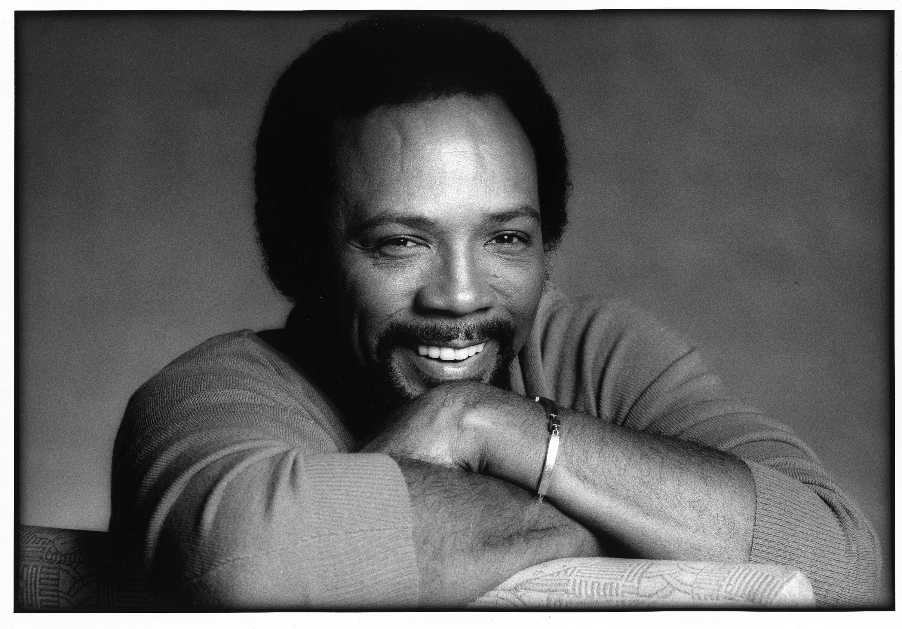 Quincy Jones posiert 1981 in Los Angeles, Kalifornien, für ein Porträt. | Quelle: Getty Images