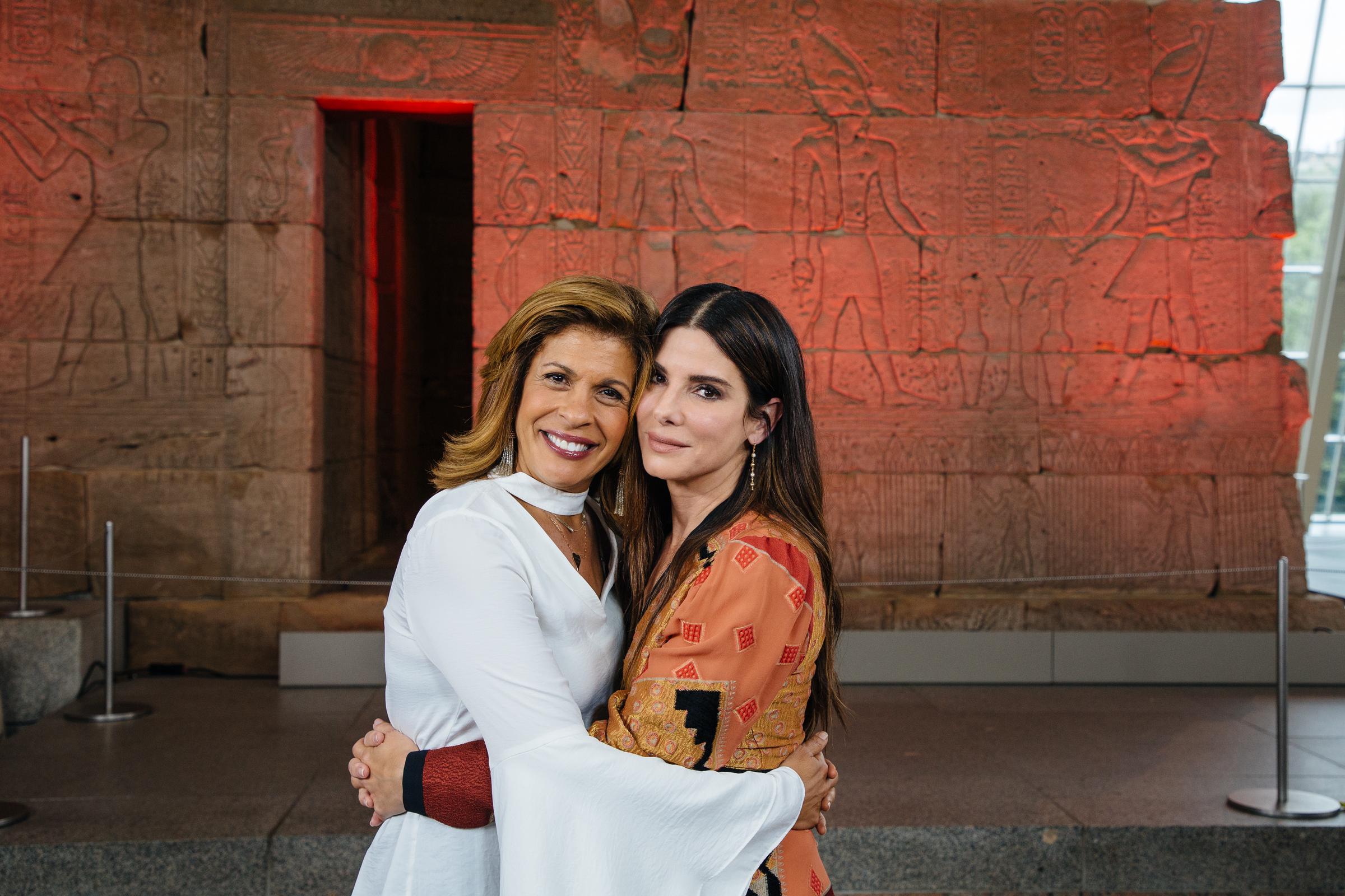 Hoda Kotb und Sandra Bullock bei "TODAY" am Dienstag, 22. Mai 2018. | Quelle: Getty Images