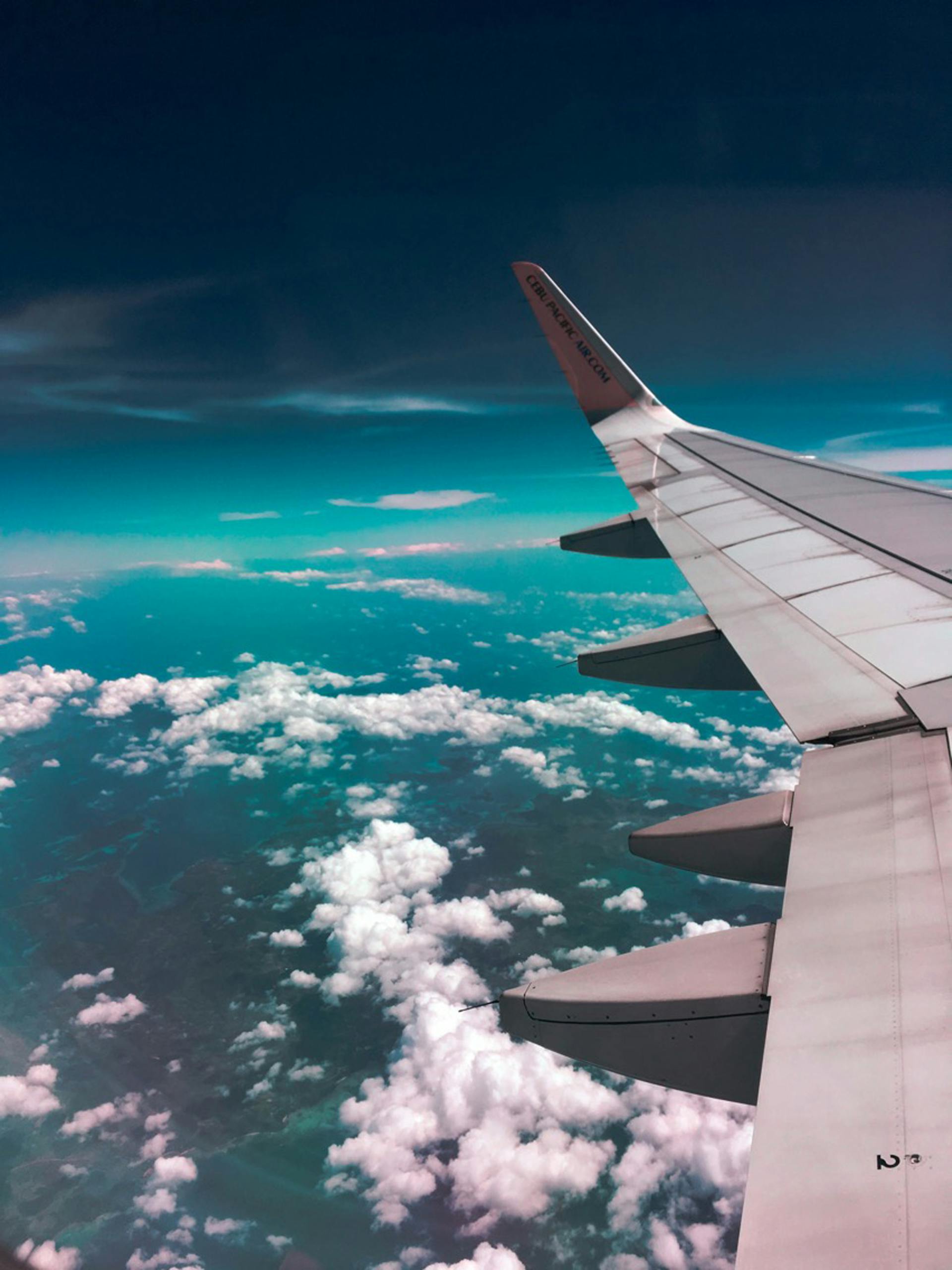 Ein Flugzeugflügel über den Wolken | Quelle: Pexels