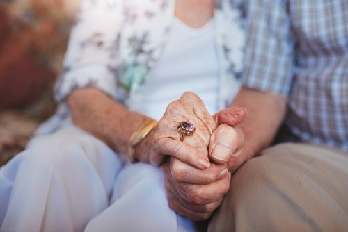 Älteres Paar hält Hände | Quelle: Shutterstock