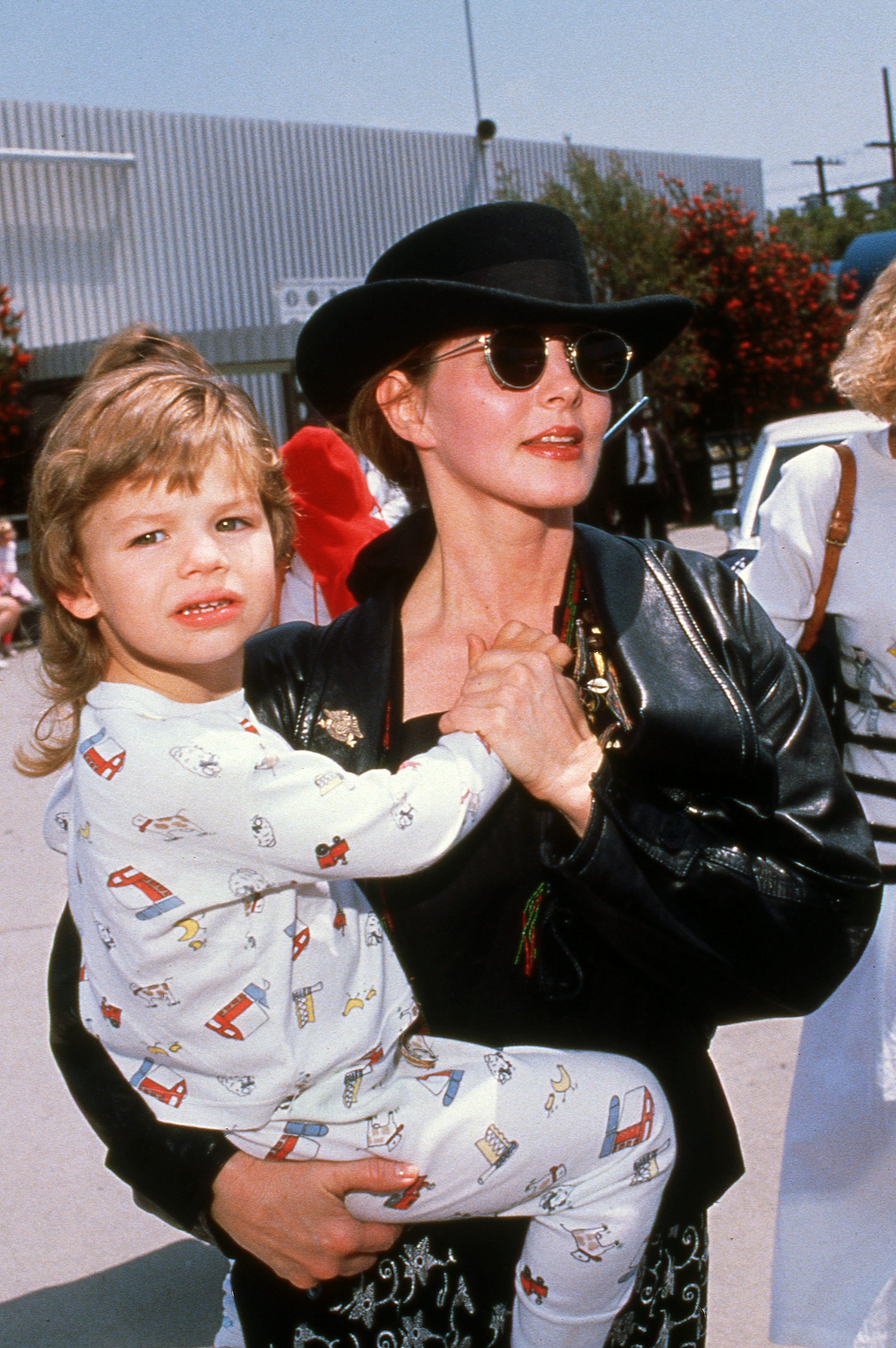 Priscilla Presley und Navarone Garibaldi, 1990 | Quelle: Getty Images